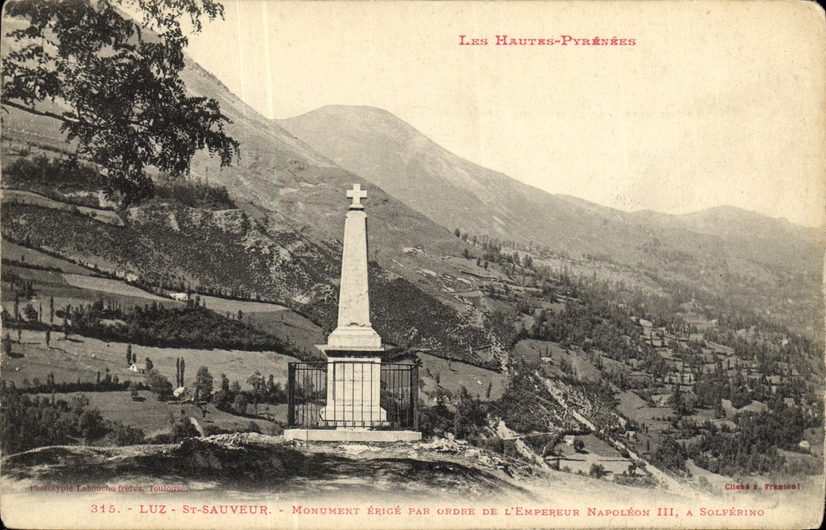 CPA Luz St Sauveur Monument Eglise par Grade de l Empereur Napoleon lll a Solferino