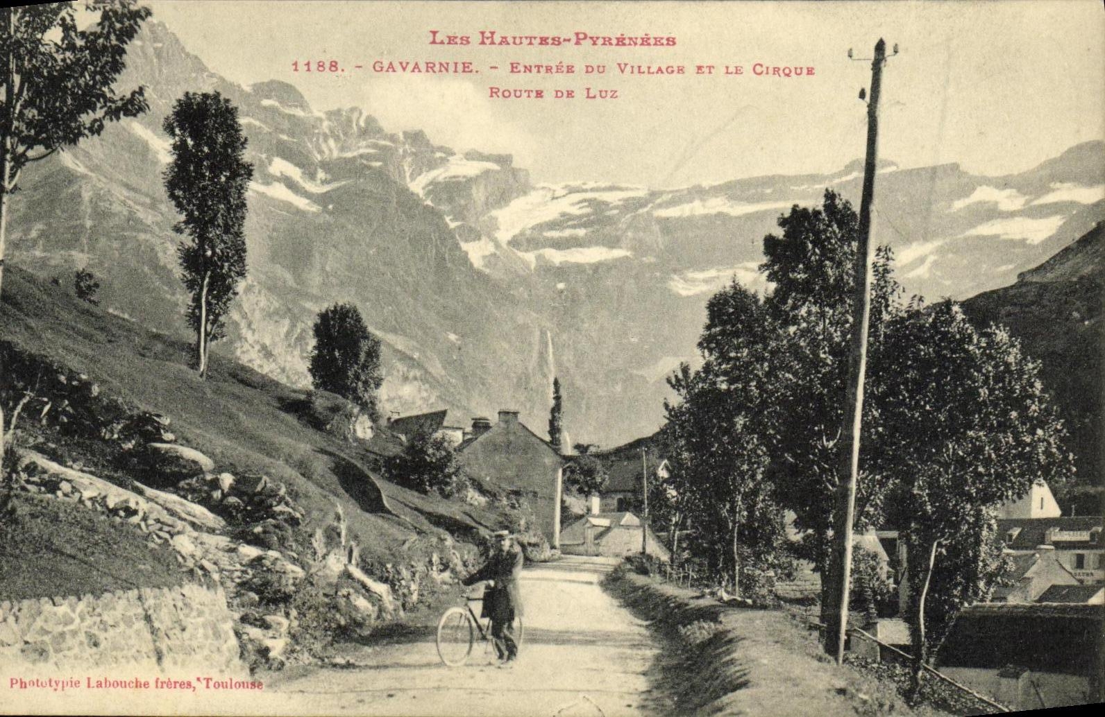 CPA Gavarnie Entree du village et le cirque Route de Luz