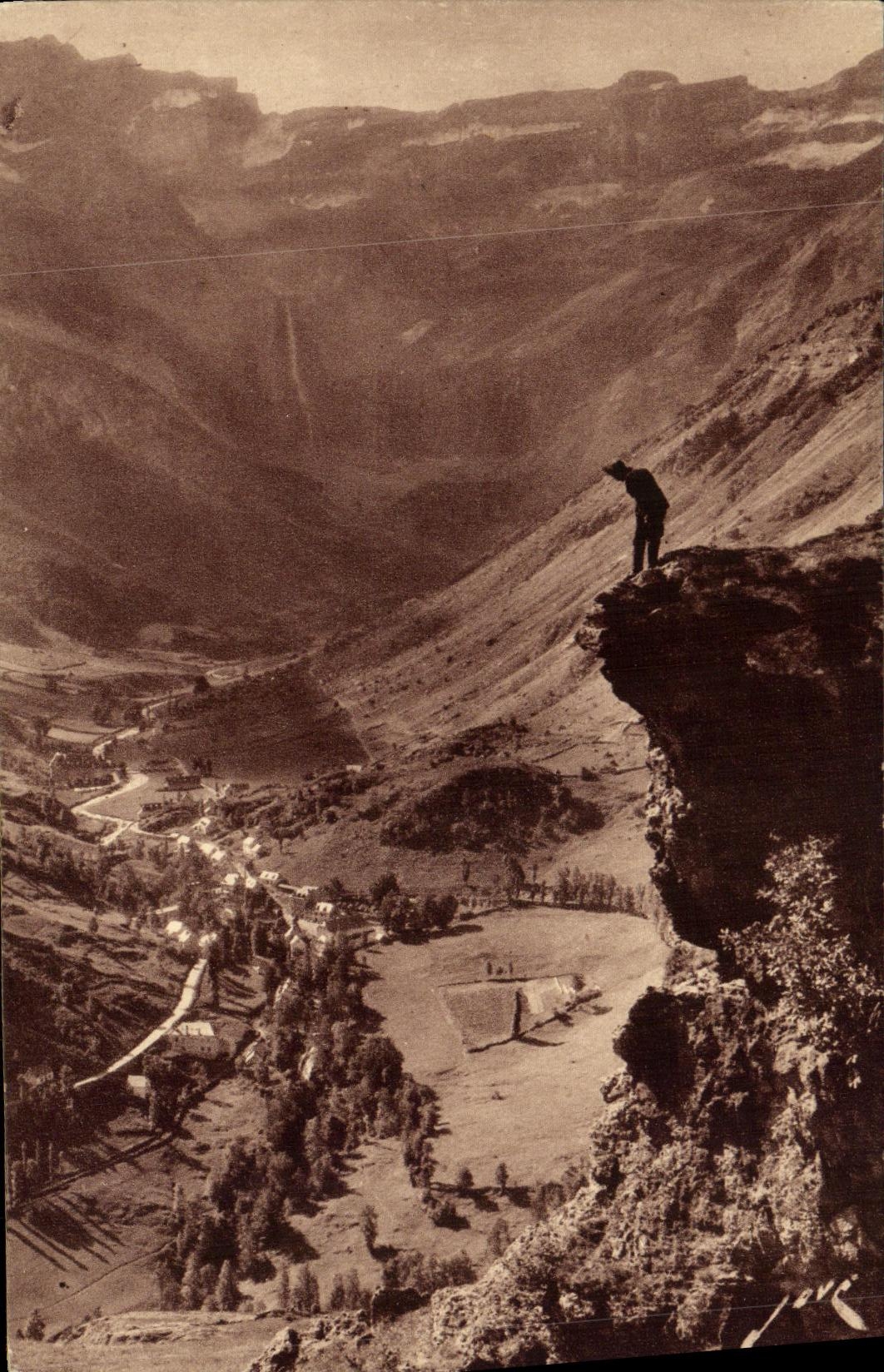 CPA Gavarnie Vue d ensemble Au fond le Cirque et la grande cascade