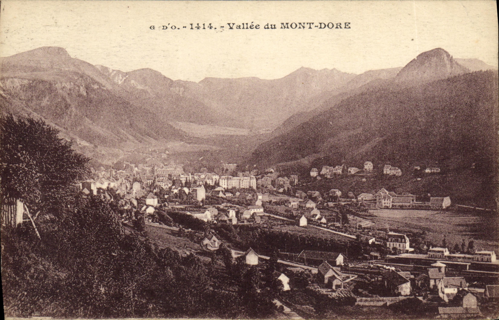 VINTAGE POSTCARD the Mount Gilds Valley
