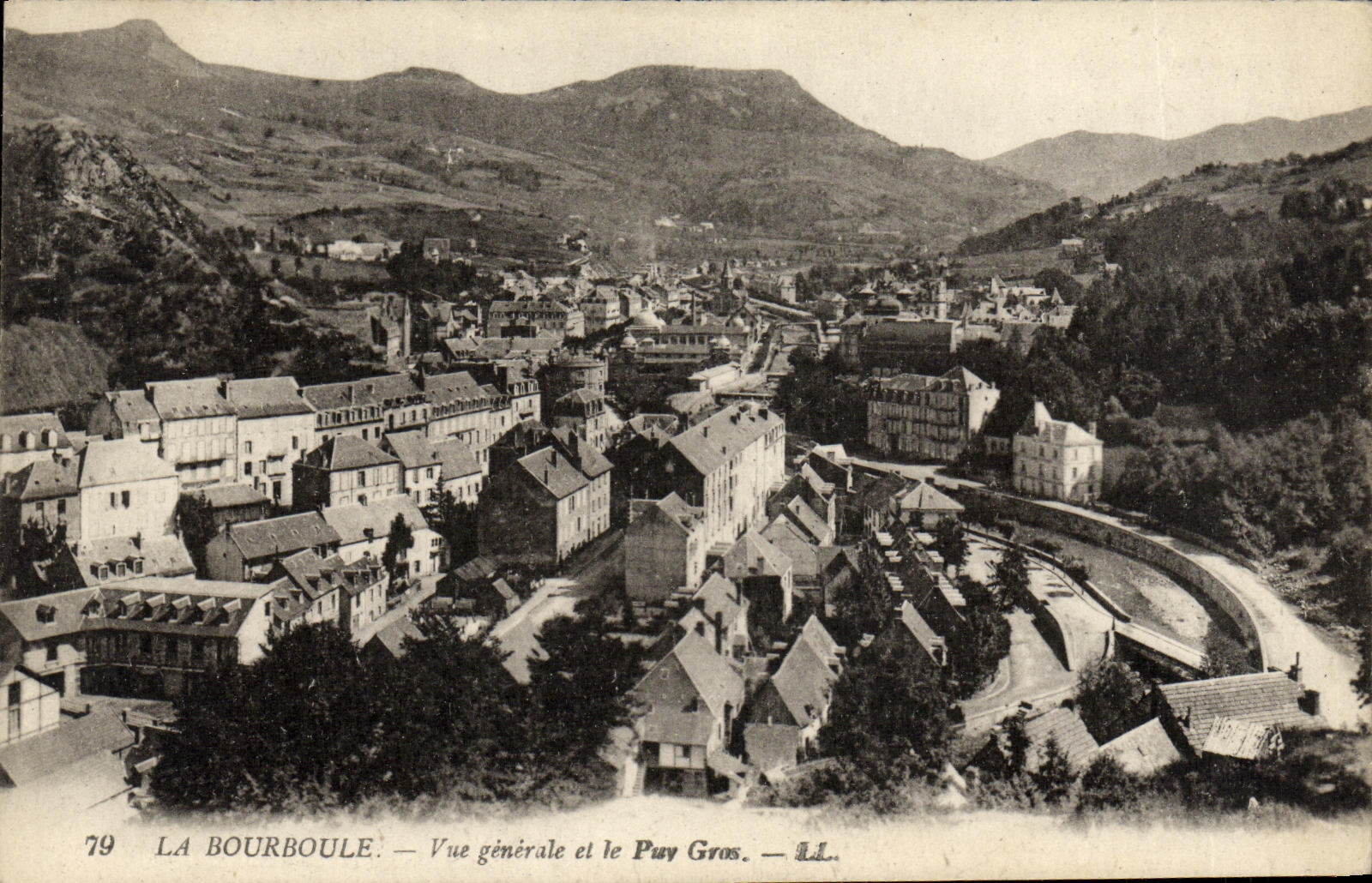 CPA La Bourboule Vue Generale et les Puy Gros