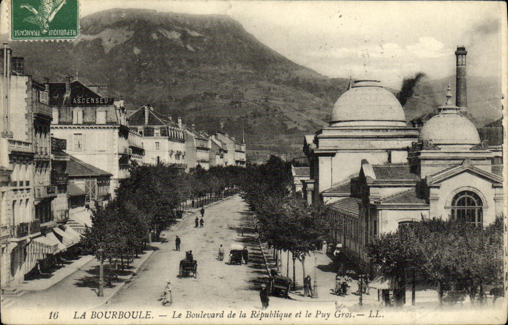 CPA La Bourboule Le bouylevard de la Repuplique et le Puy Gros