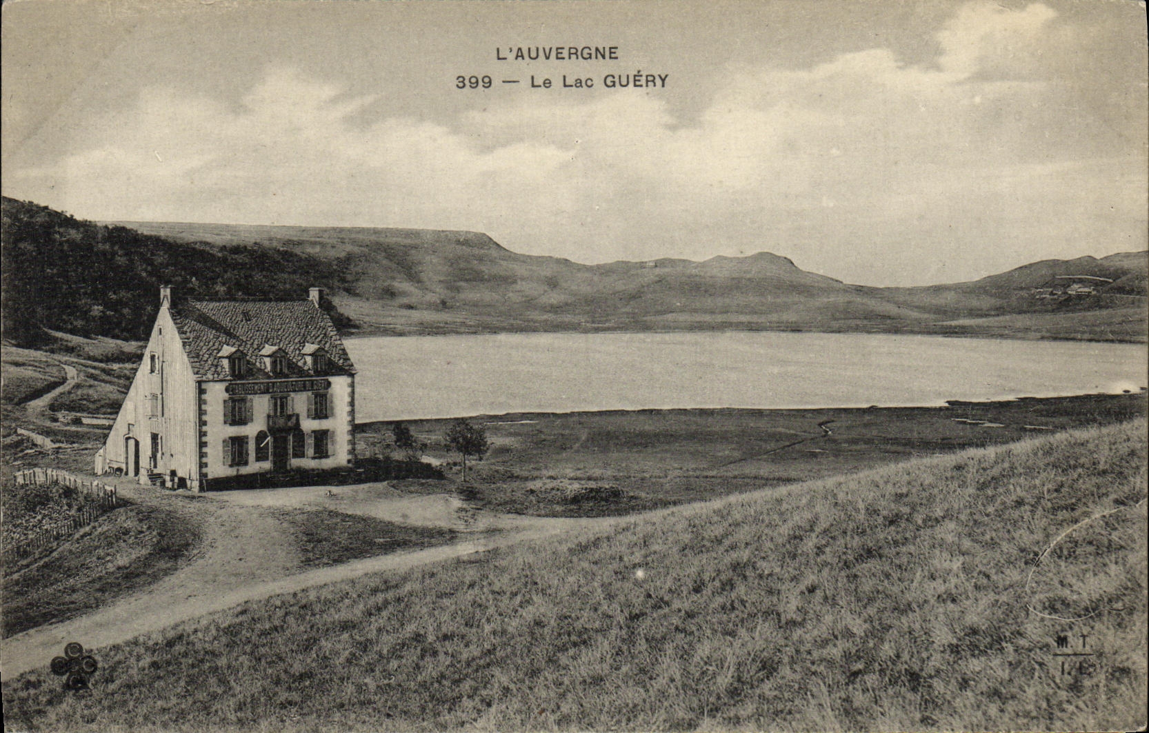 VINTAGE POSTCARD L Auvergne the Lake Guery