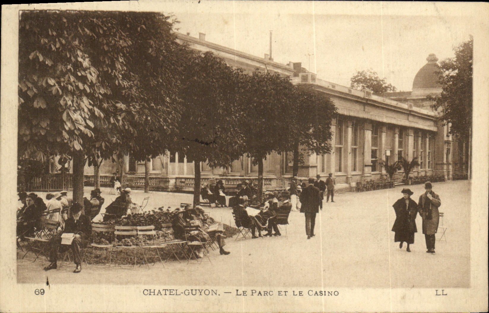 POSTAL L Auvergne Chatelguyon de la VENDIMIA el parque y el casino