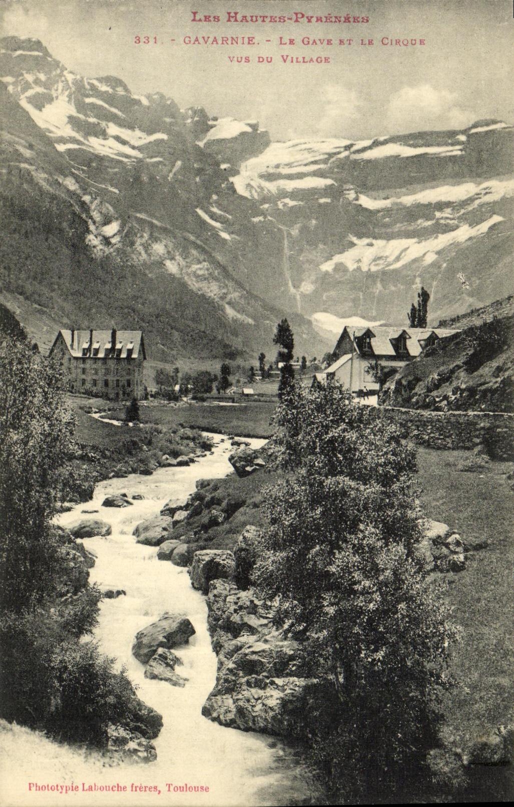 CPA Gavarnie Le Gave Et Le Cirque Vue Du Village