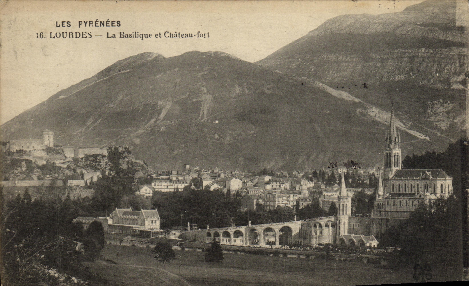 CPA Lourdes La Basilique et Chateau Fort