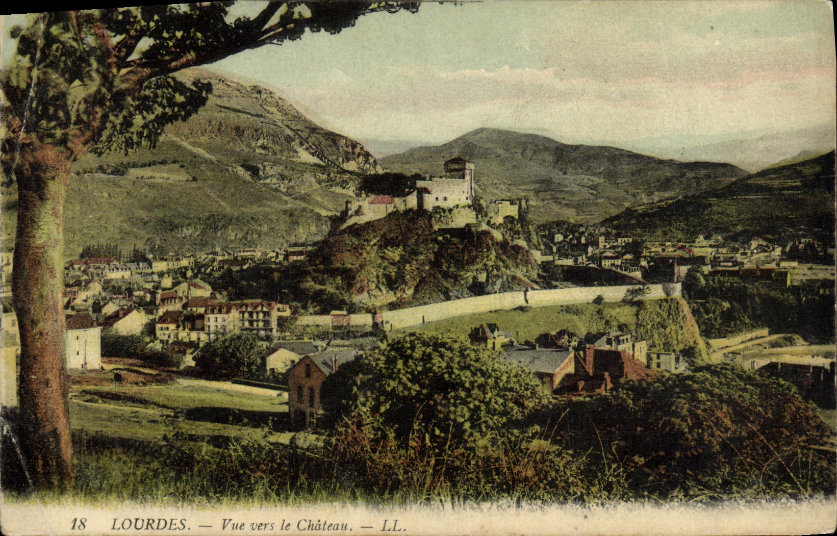 CPA Lourdes Vue Prise vers le Chateau