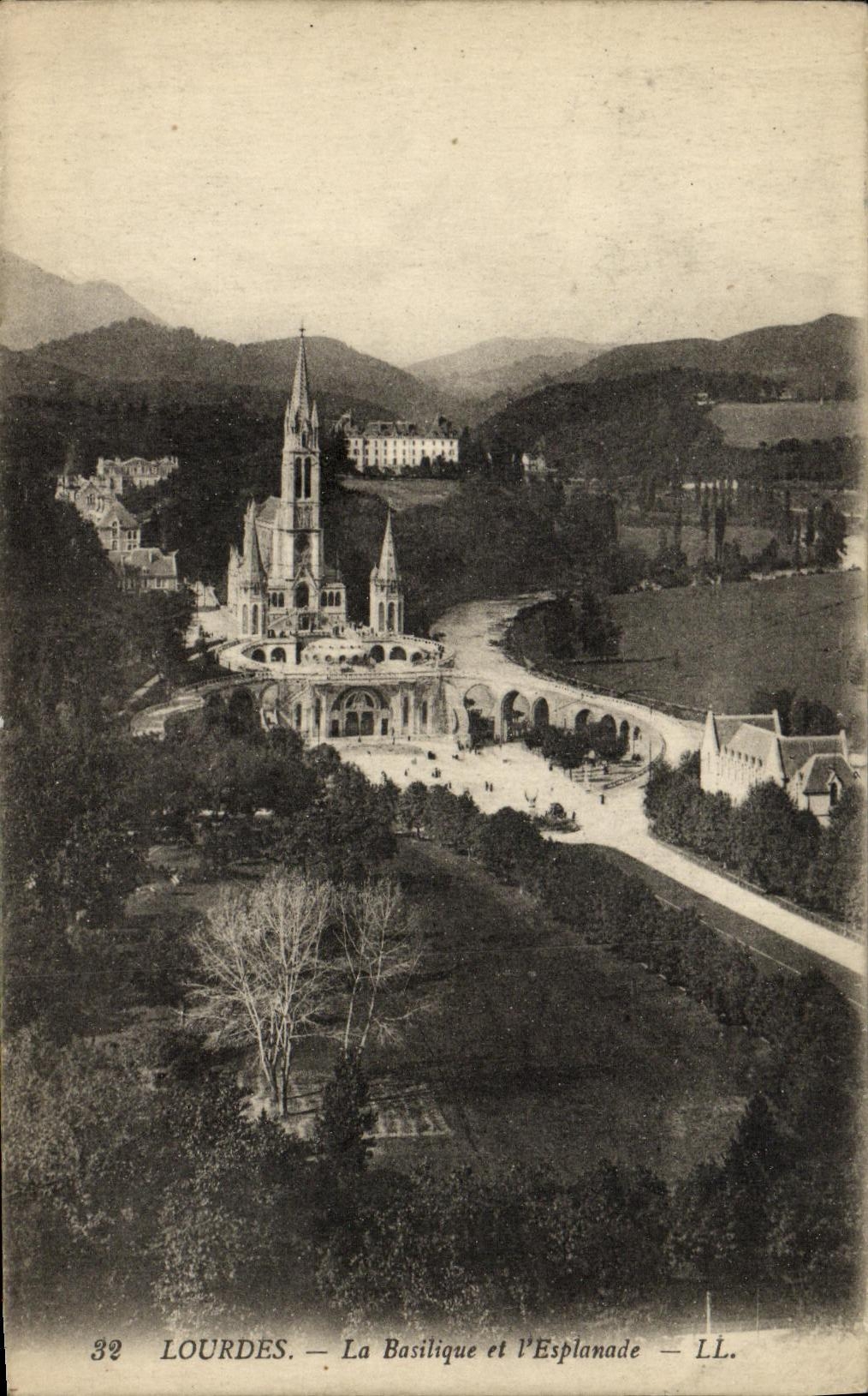 CPA Lourdes La Basilique et L Esplanade