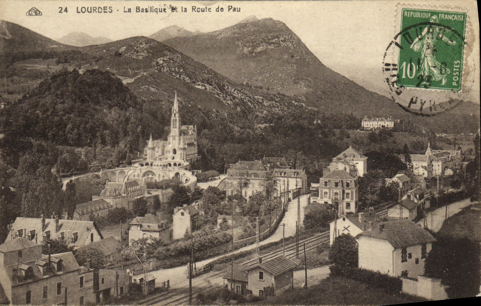 CPA Lourdes La Basilique et la Route de Pau