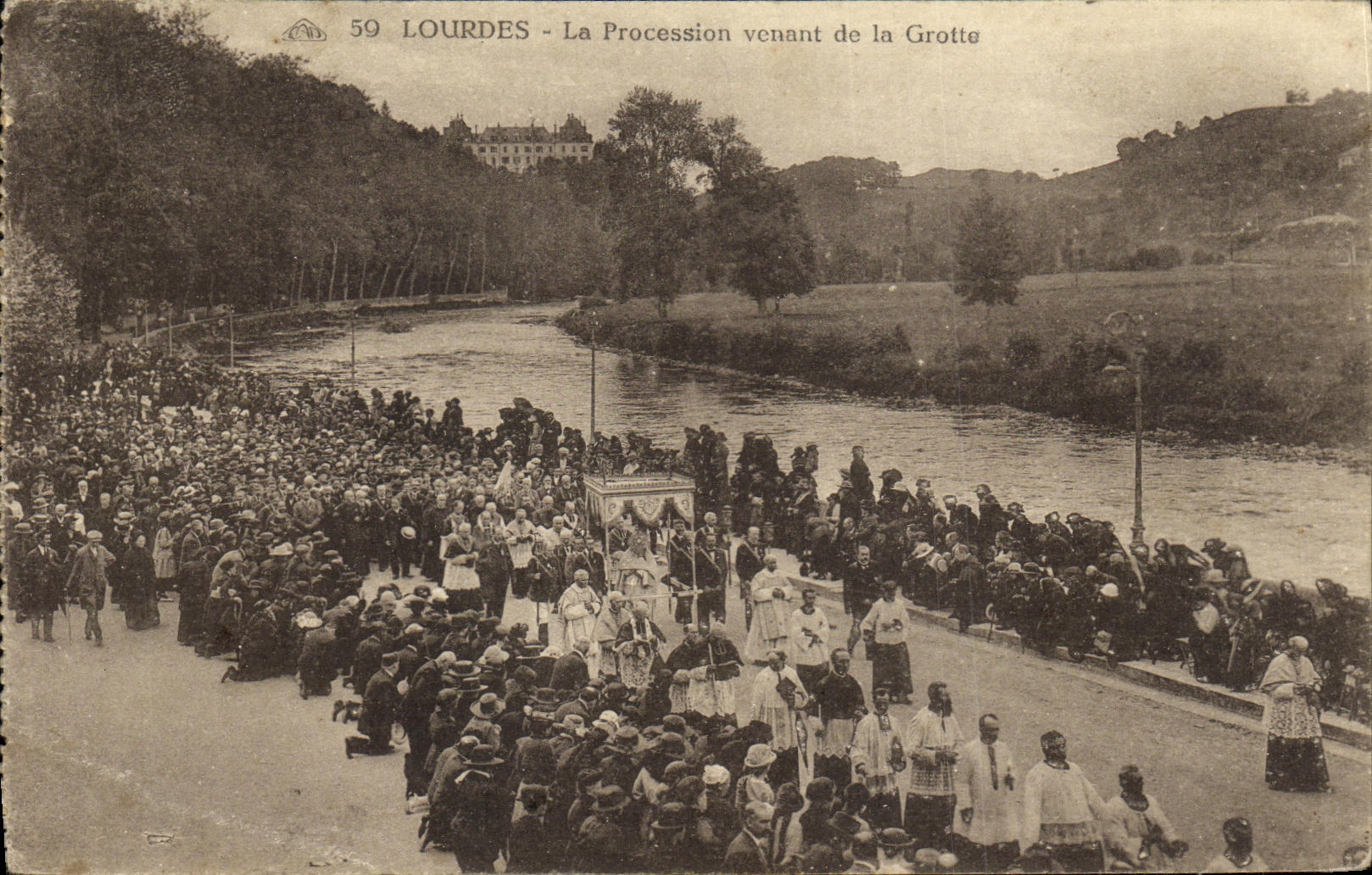 CPA Lourdes La Procession Venant de la Grotte