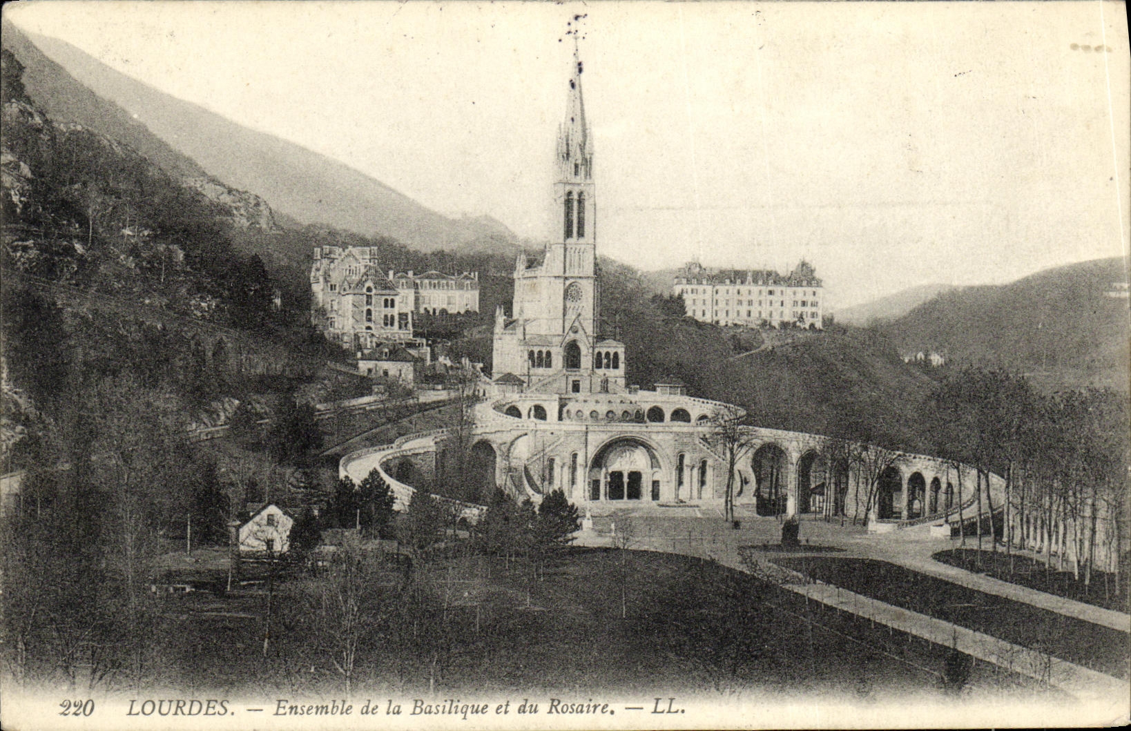 CPA Lourdes Ensemble de la Basilique et du Rosaire