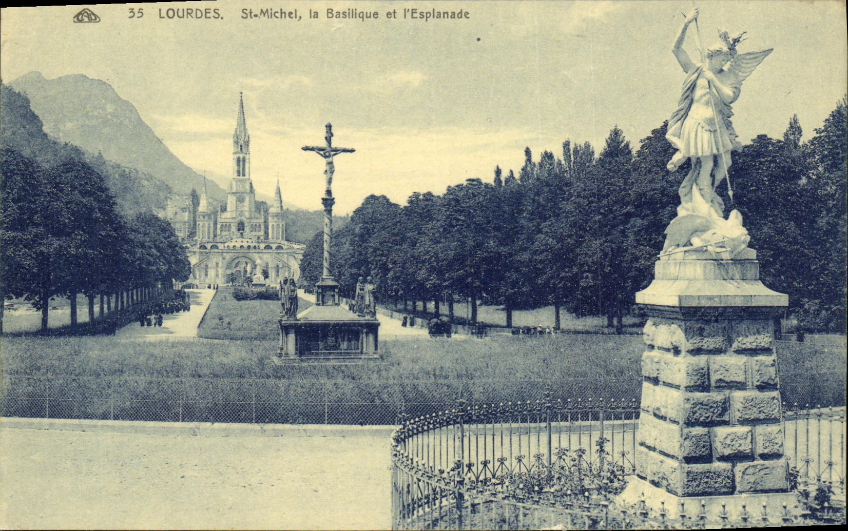 CPA Lourdes st Michel la Basillique et l Esplanade
