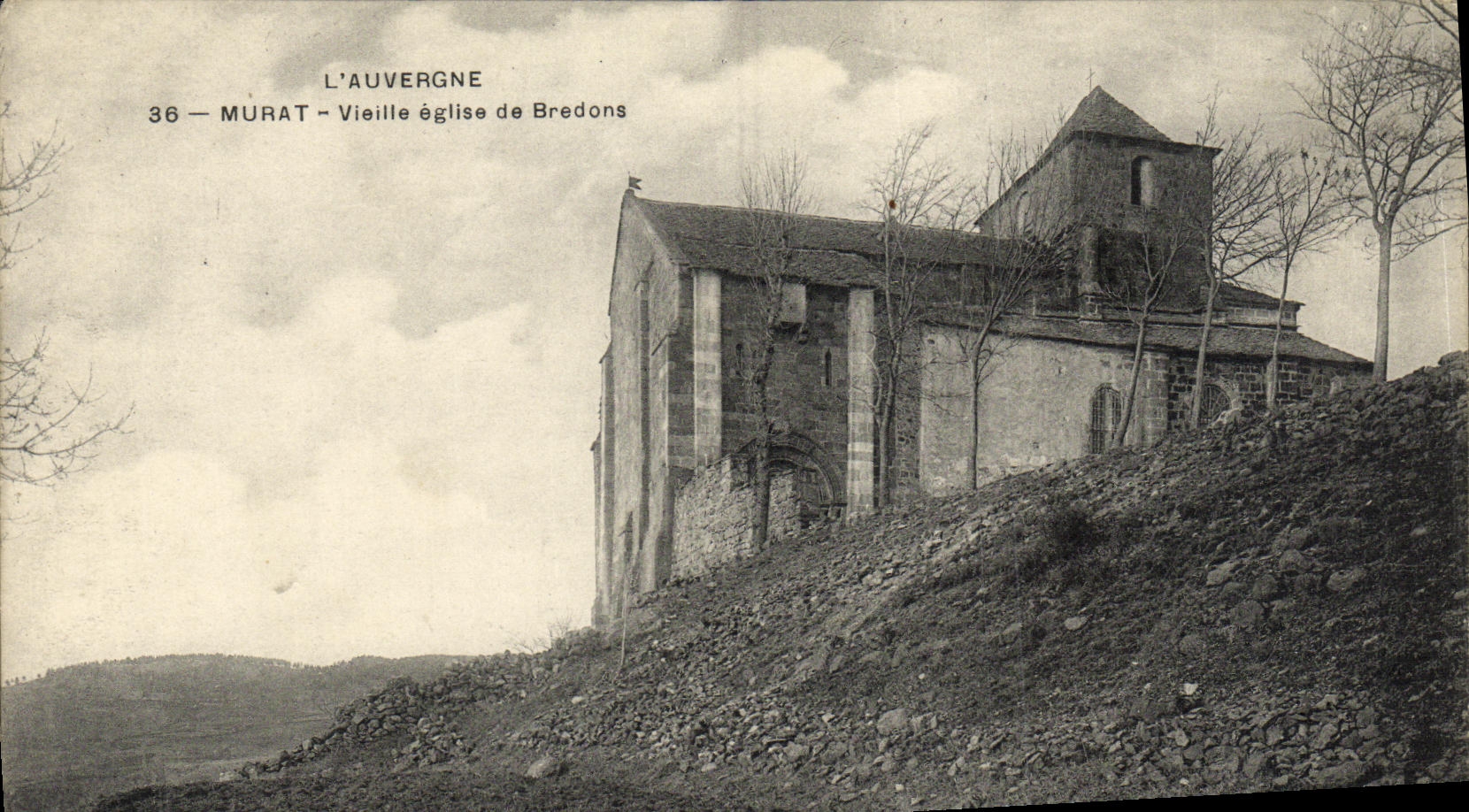 CPA Murat Vieille Eglise de Bredons