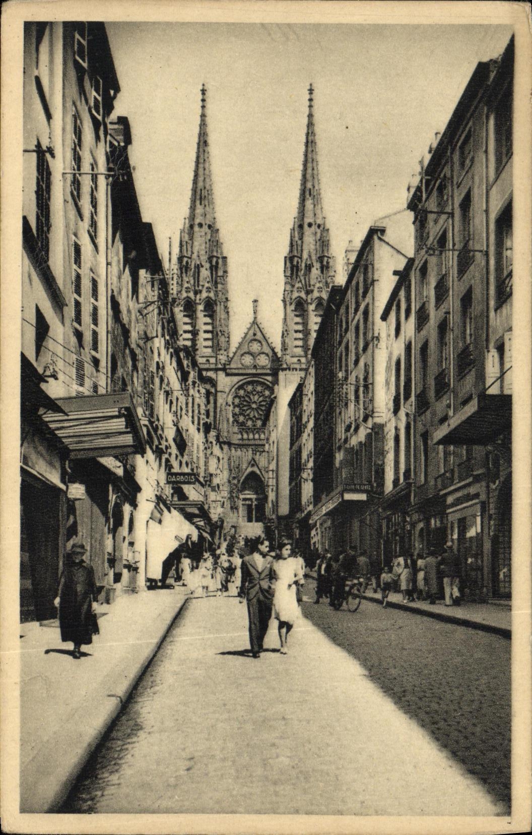 POSTAL Clermont Ferrand de la VENDIMIA la catedral vista de la calle a las grasas