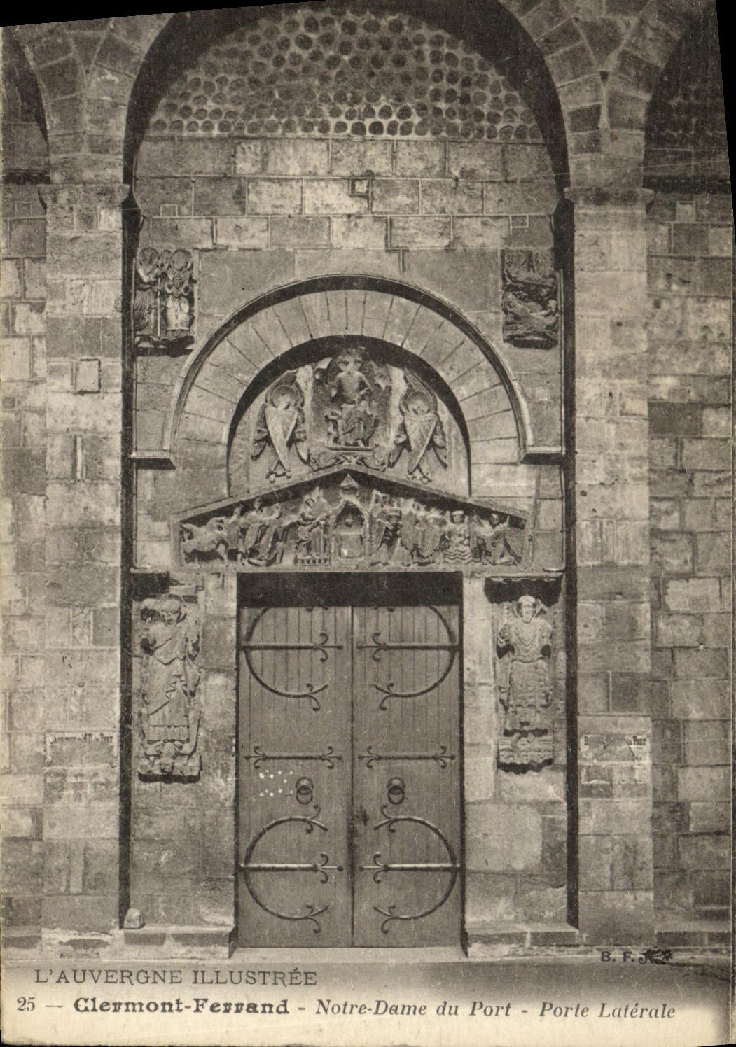 La POSTAL Clermont Ferrand Notre Dame de la VENDIMIA del puerto lleva el lado