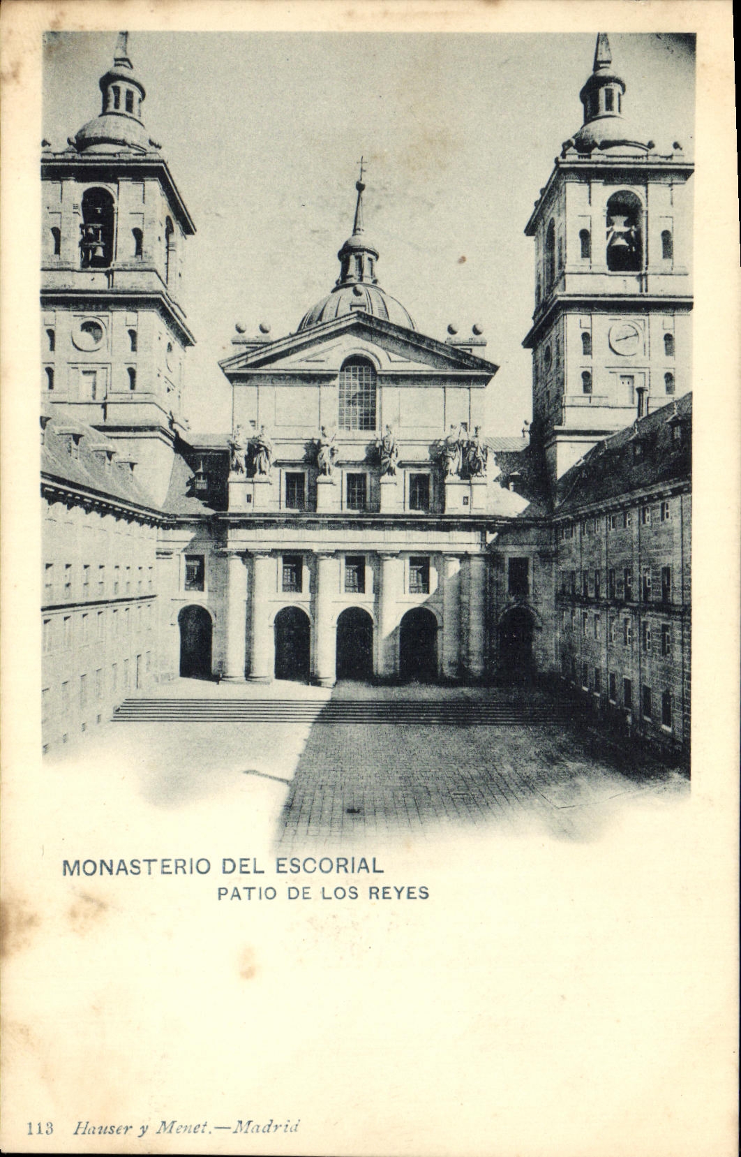 Patio de Monasterio de El Escorial de la POSTAL de la VENDIMIA de los Reyes