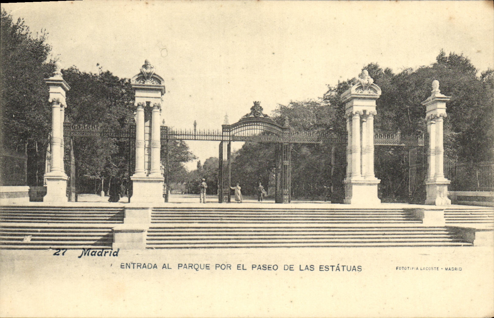 VINTAGE POSTCARD Madrid Entrada Al Parks por Paseo of mow Estatuas