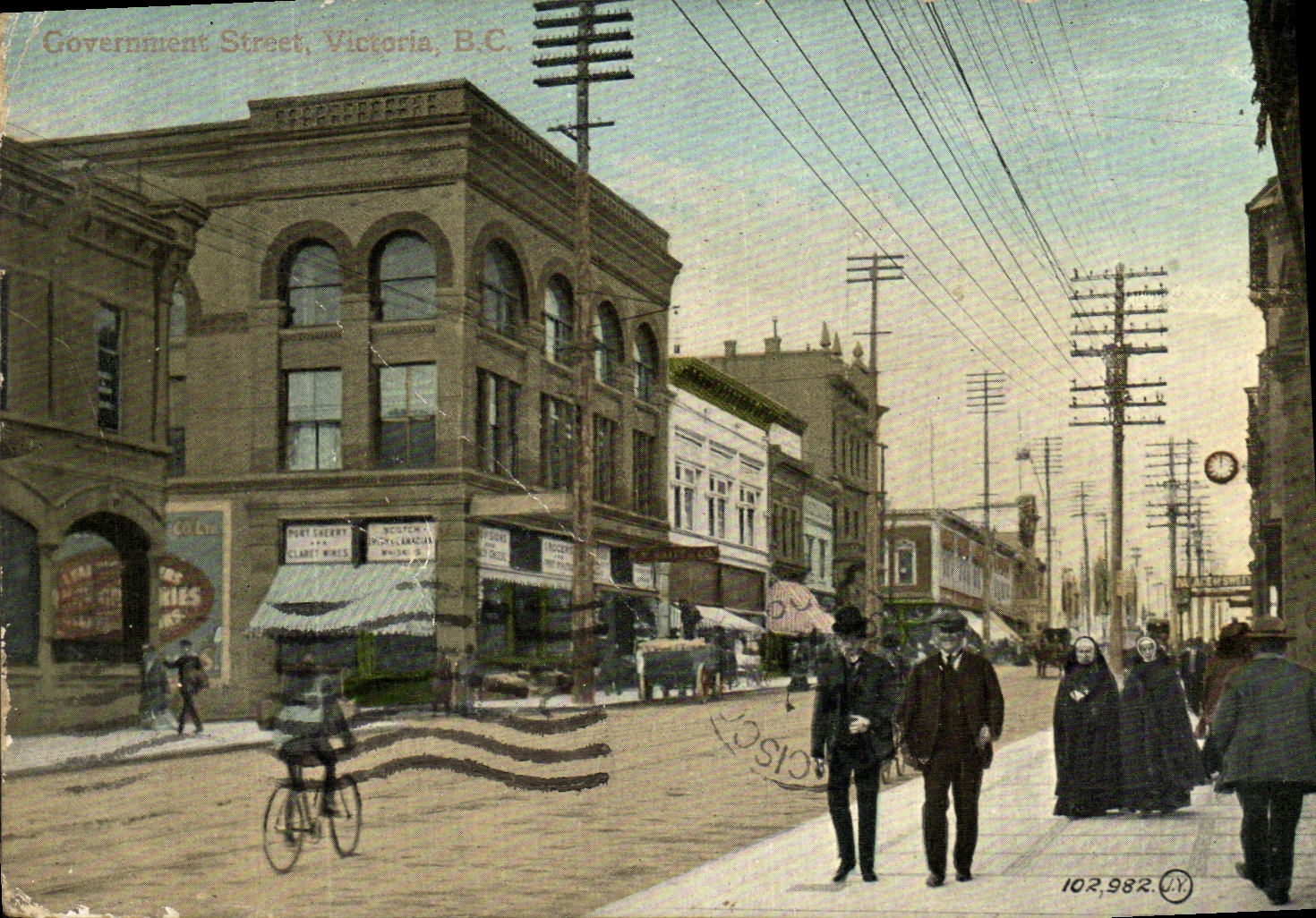 VINTAGE POSTCARD Goverment Street Victoria B C