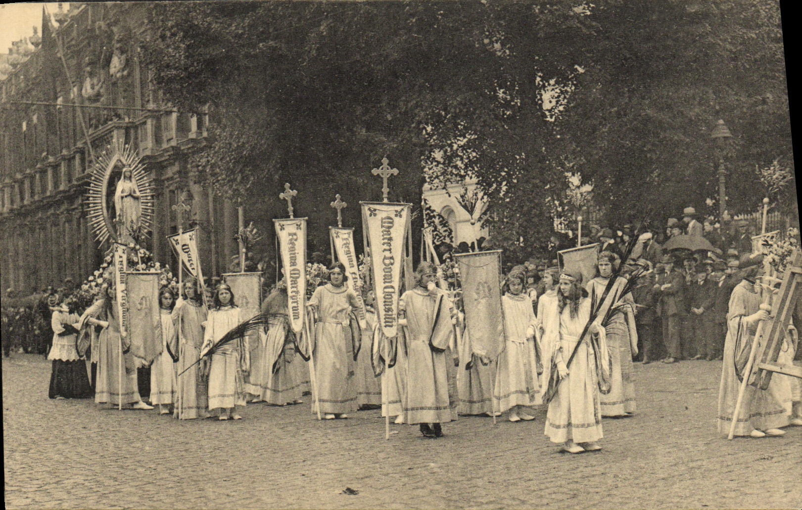 VINTAGE POSTCARD Brugge Litigious van het H Bloed