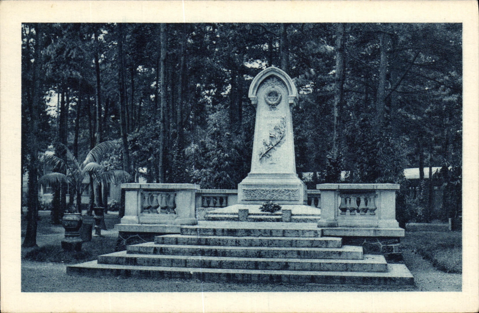 VINTAGE POSTCARD National institute D colonial agronomy Indochinese Militaria Monument