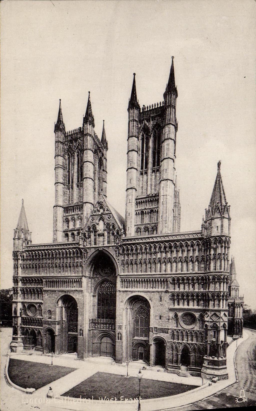 VINTAGE POSTCARD Lincoln cathedral West face