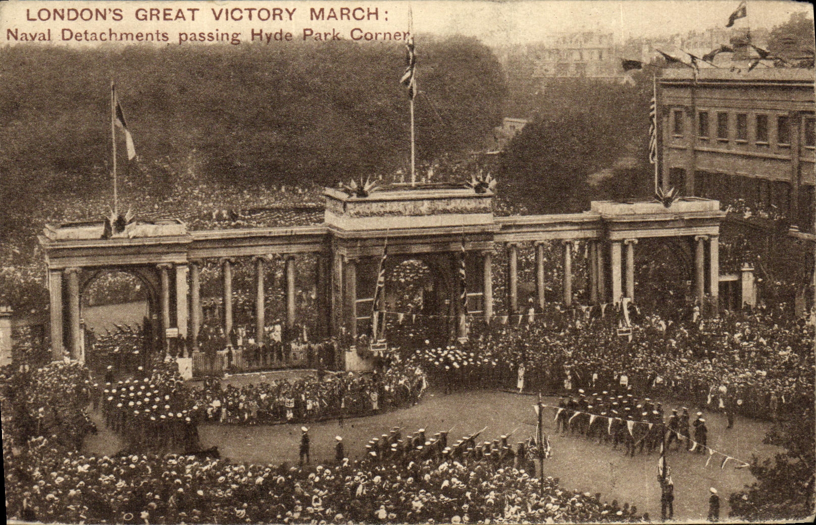 Separaciones navales de marcha de la gran victoria de Londres S de la POSTAL de la VENDIMIA que pasan la esquina de Hyde Park