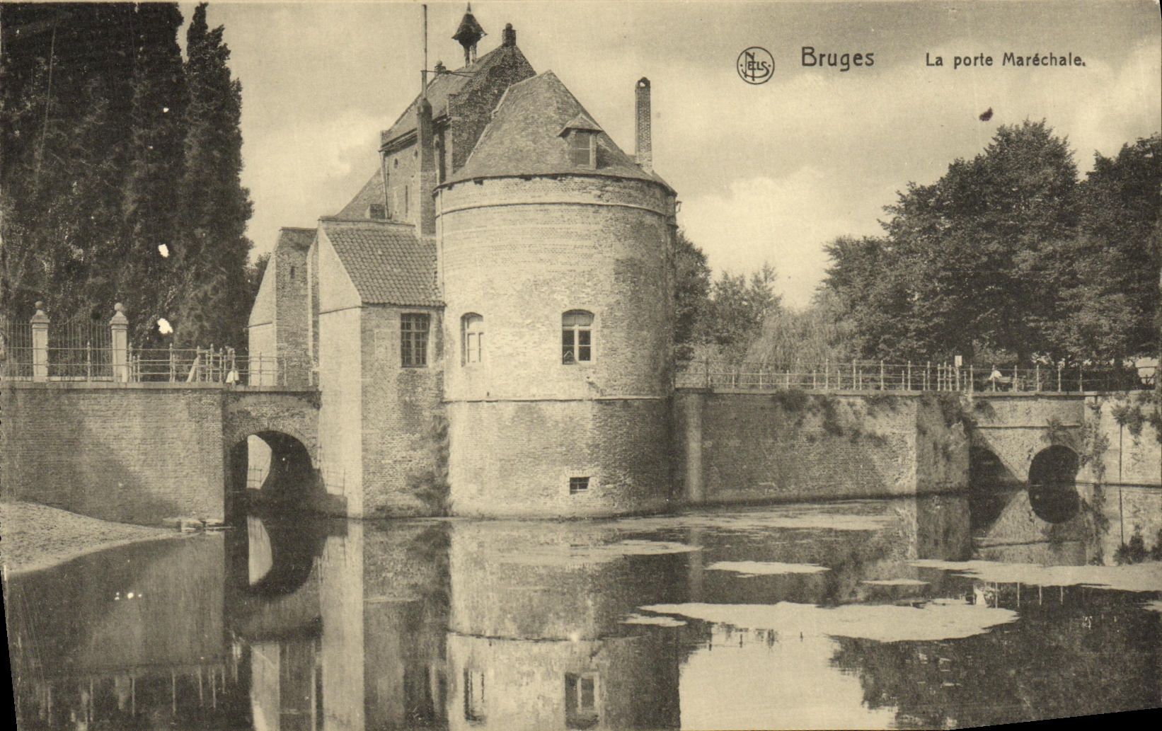 VINTAGE POSTCARD Bruges the Gate Marshal s wife