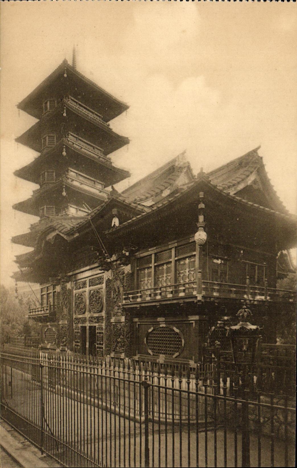 POSTAL Bruselas Laeken de la VENDIMIA la torre japonesa vista de L avenida Van Fraet
