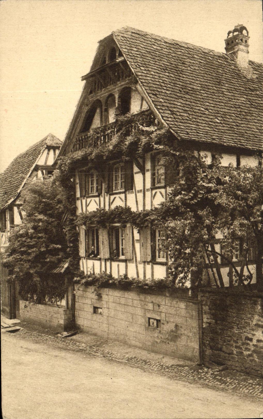 VINTAGE POSTCARD Zutzendorf House gallery out of wooden
