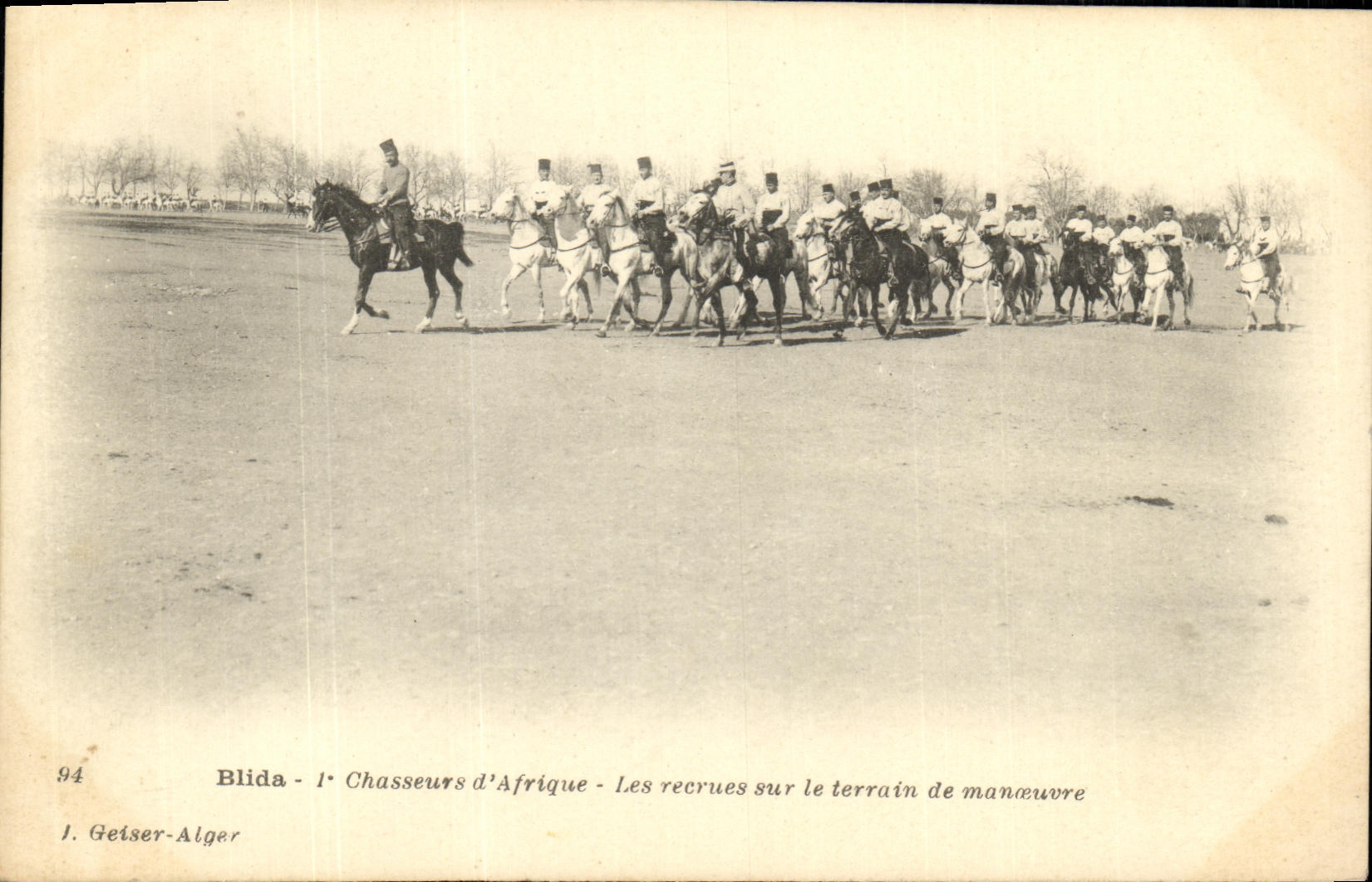 Reclutas de los cazadores D africa de Blida de la POSTAL de la VENDIMIA en la tierra de desfile Militaria Argelia