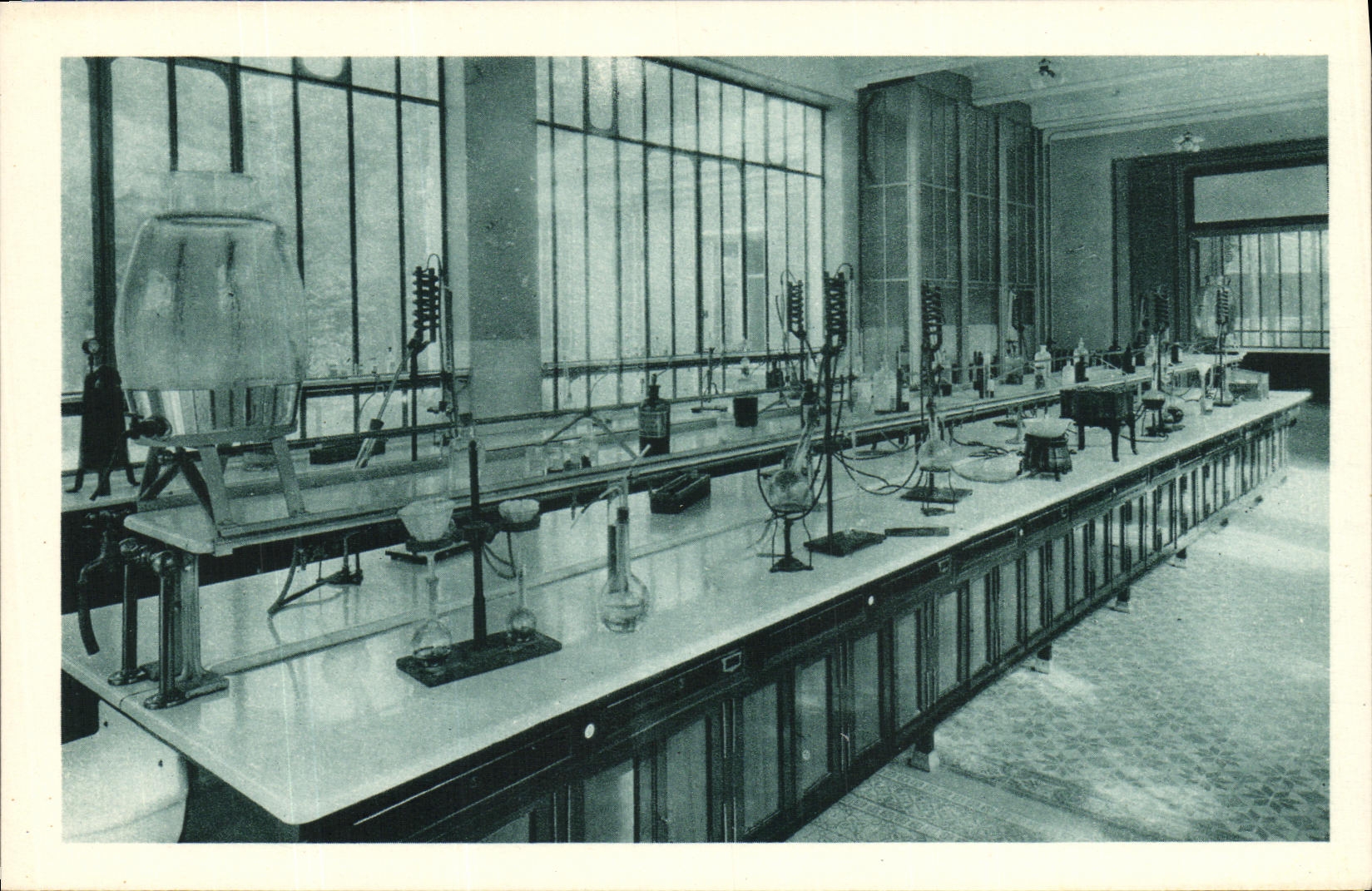 CPA Institut National d Agronomie Coloniale Souvenir Indochinois Indochine Musee Laboratoire de chimie des eleves