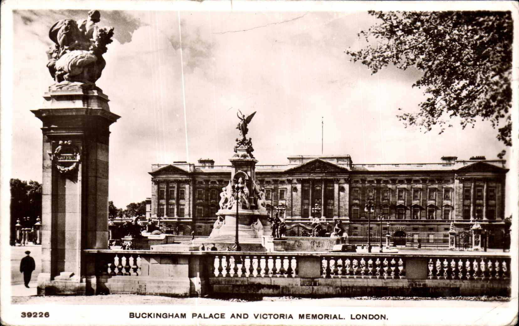 CPM Buckingham Palace and Victori Memorial London