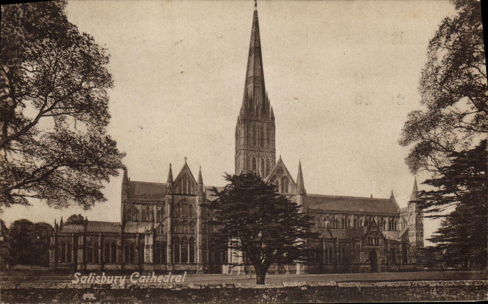 VINTAGE POSTCARD Salisbury Cathedral