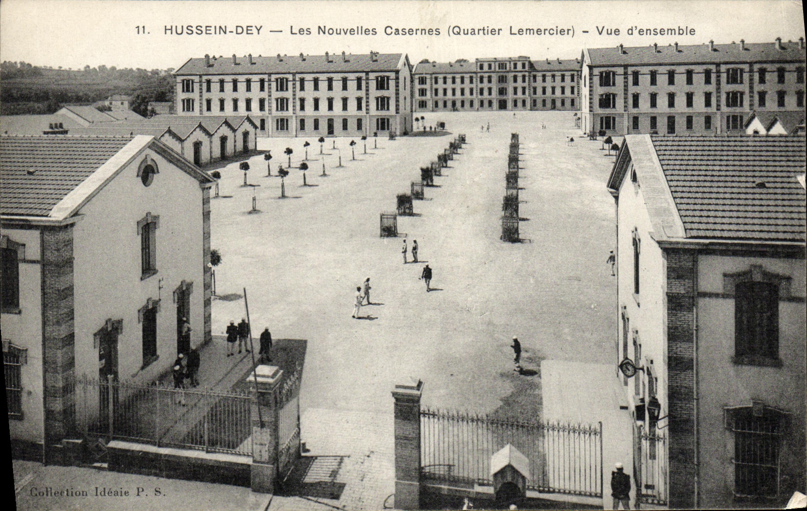 CPA Hussein Dey Les Nouvelles Casernes Vue d Ensemble Militaria