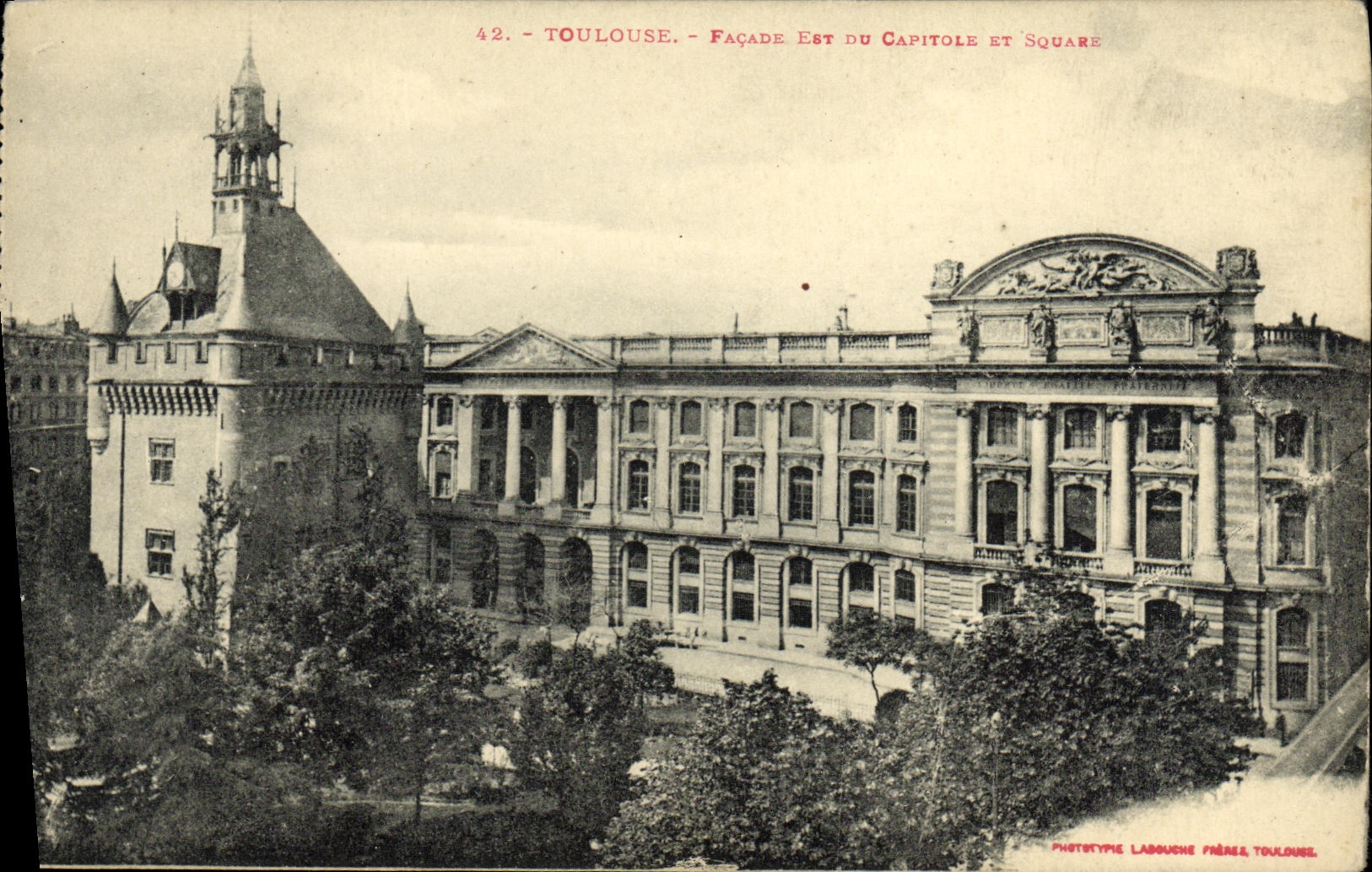 La fachada de Toulouse de la POSTAL de la VENDIMIA esta de Capitole y de jardin público