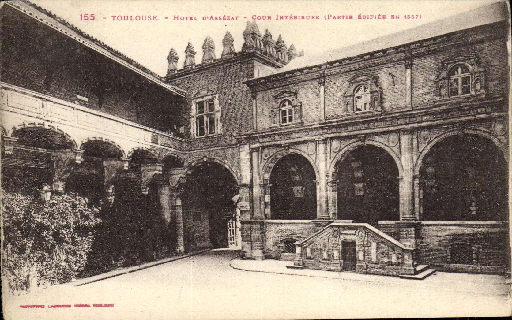 Corte del interior del hotel D Annezat de Toulouse de la POSTAL de la VENDIMIA