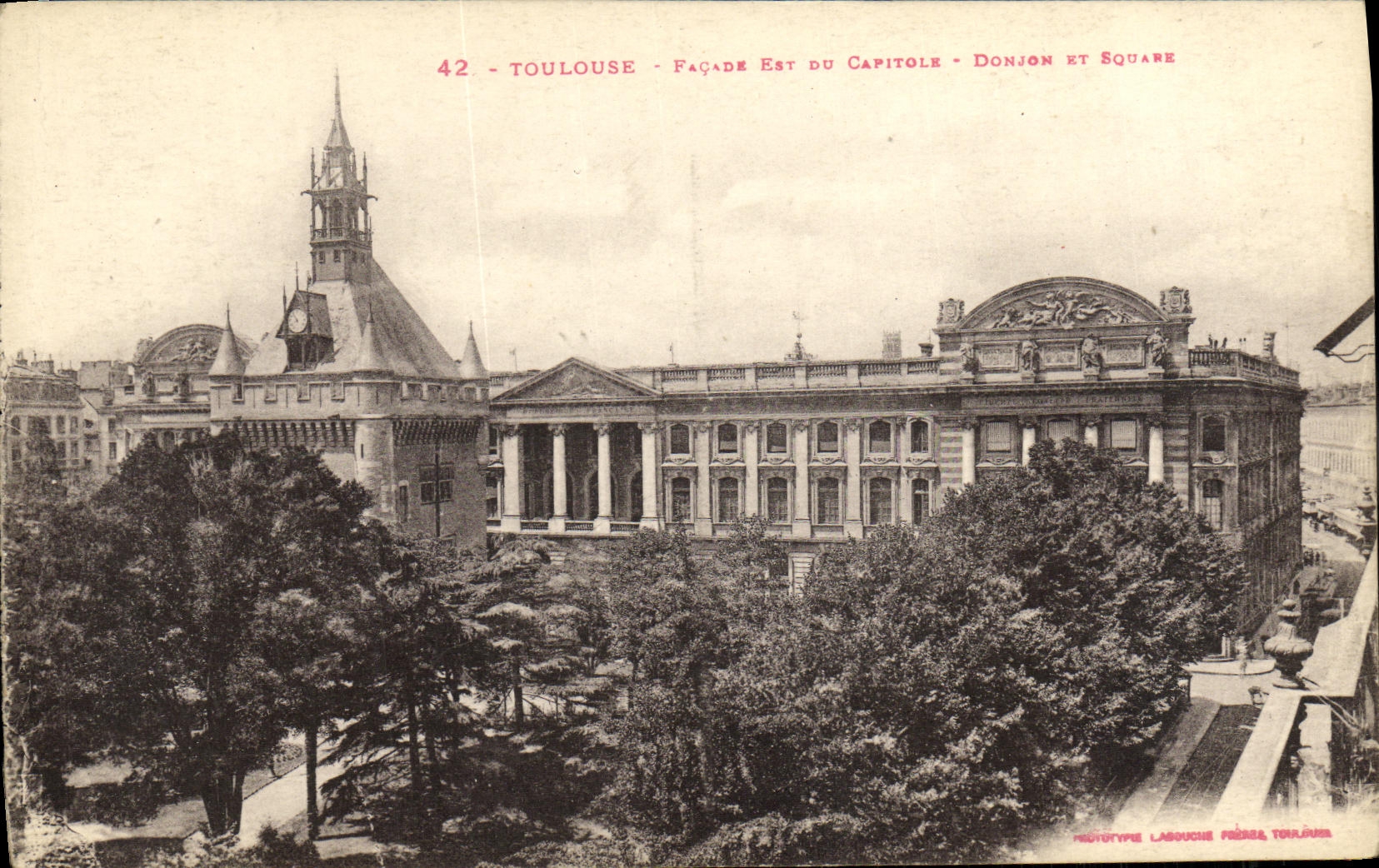 La fachada de Toulouse de la POSTAL de la VENDIMIA esta de torre del homenaje de Capitole y de jardin público