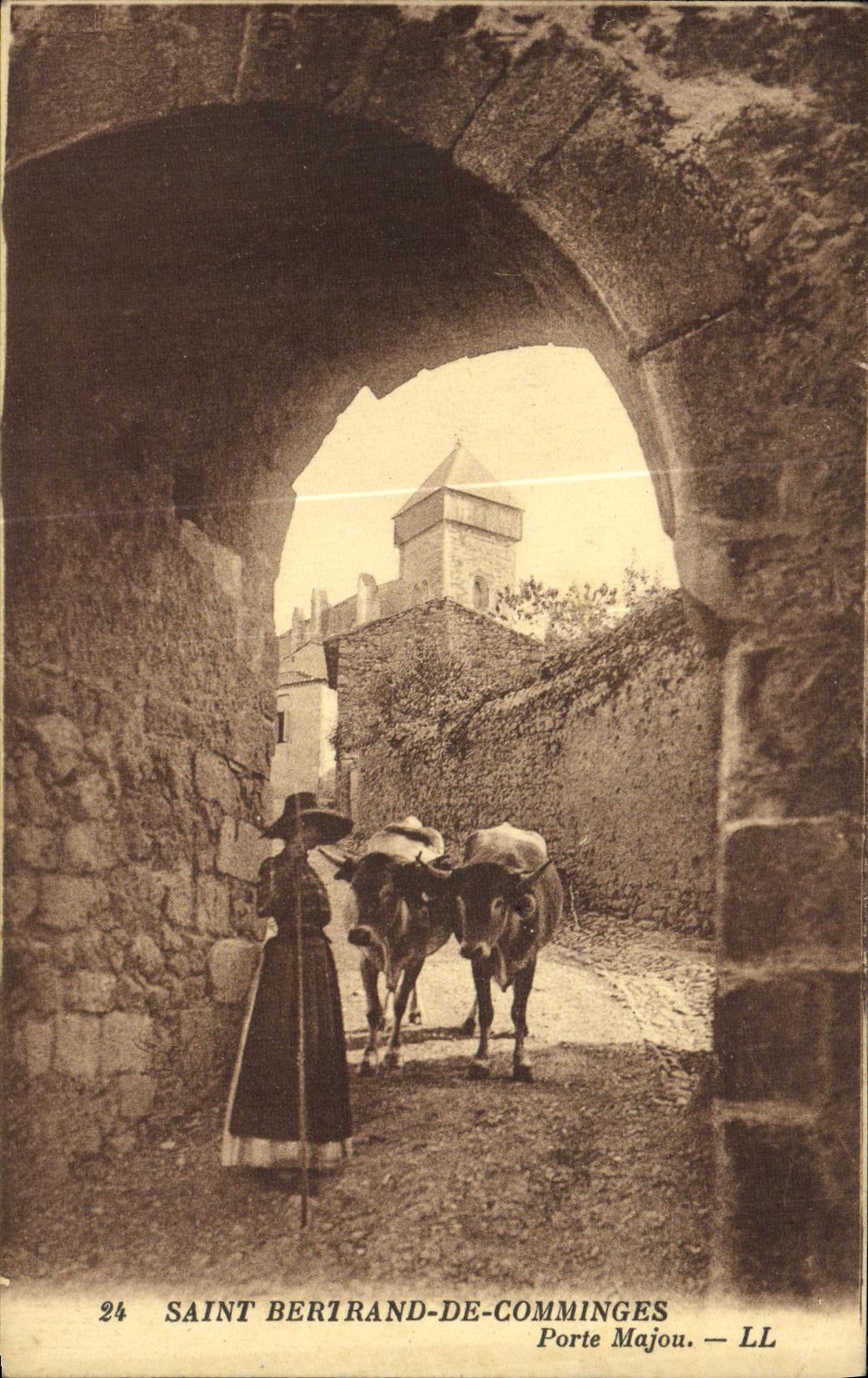 VINTAGE POSTCARD Saint Bertrand De Comminges Carries Majou Femme and ox coach