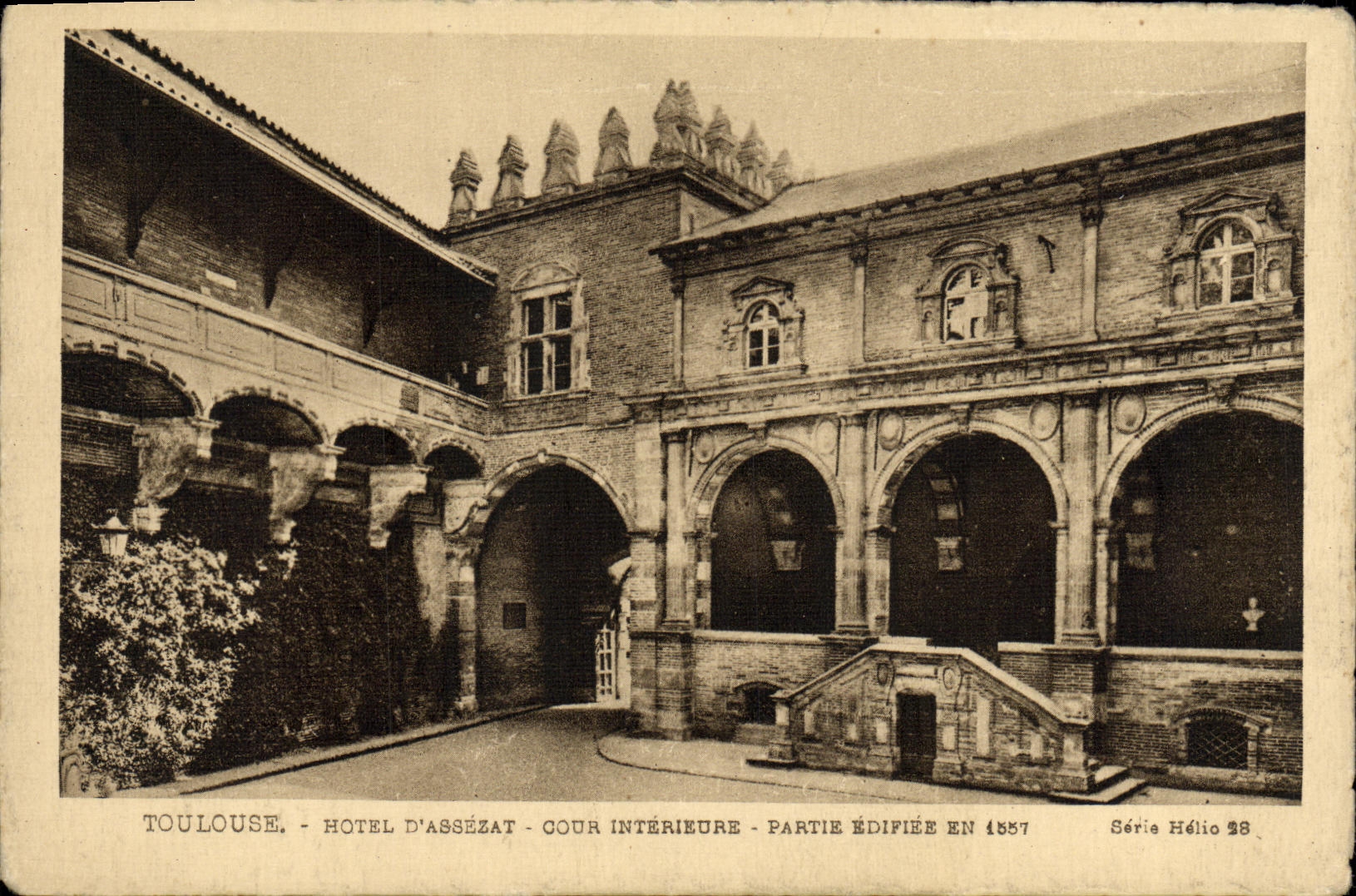 Pieza interior de Edifiee de la corte del hotel D Assezat de Toulouse de la POSTAL de la VENDIMIA en 1557