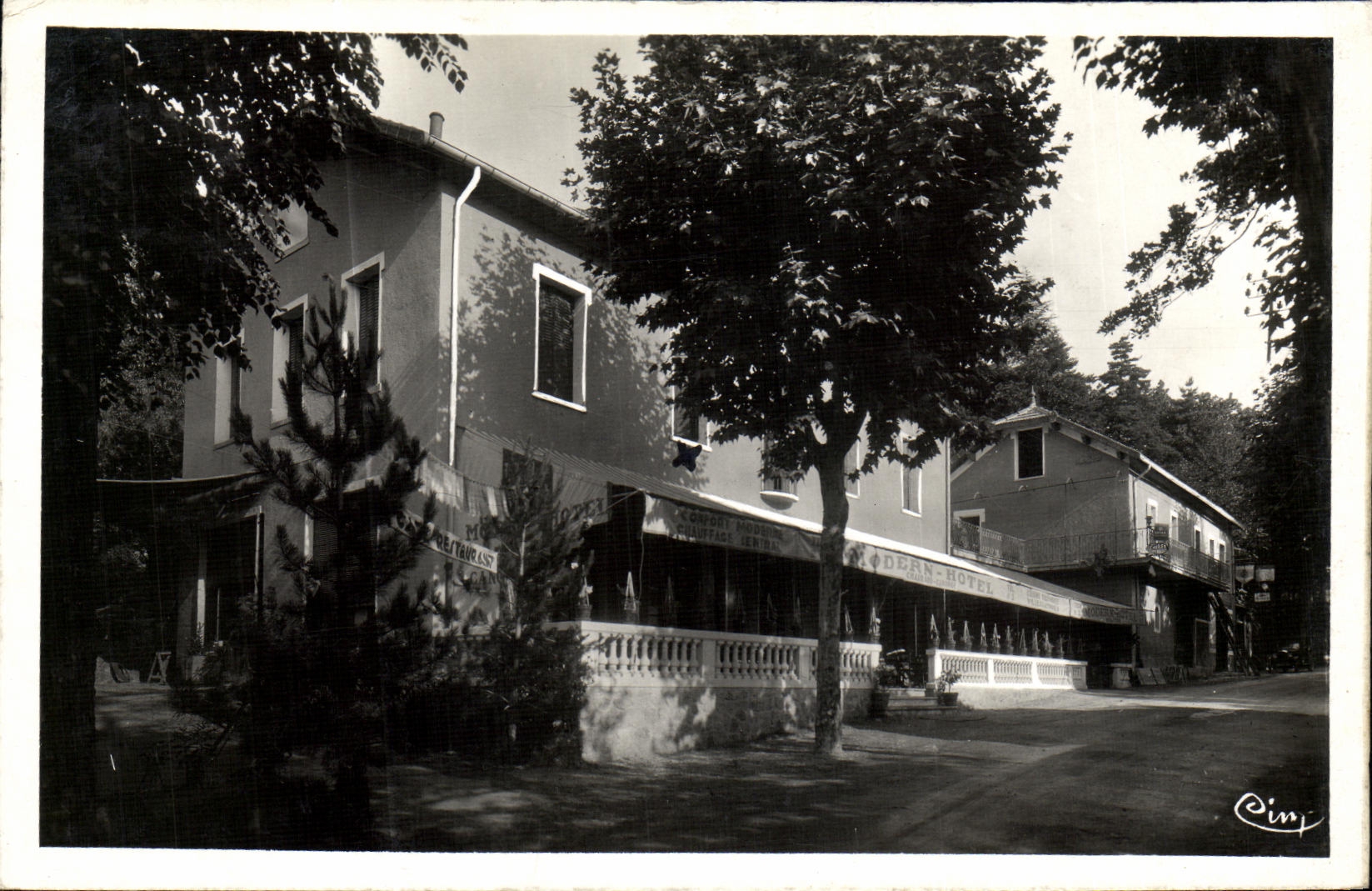Hotel moderno de Genolhac de la POSTAL de la VENDIMIA