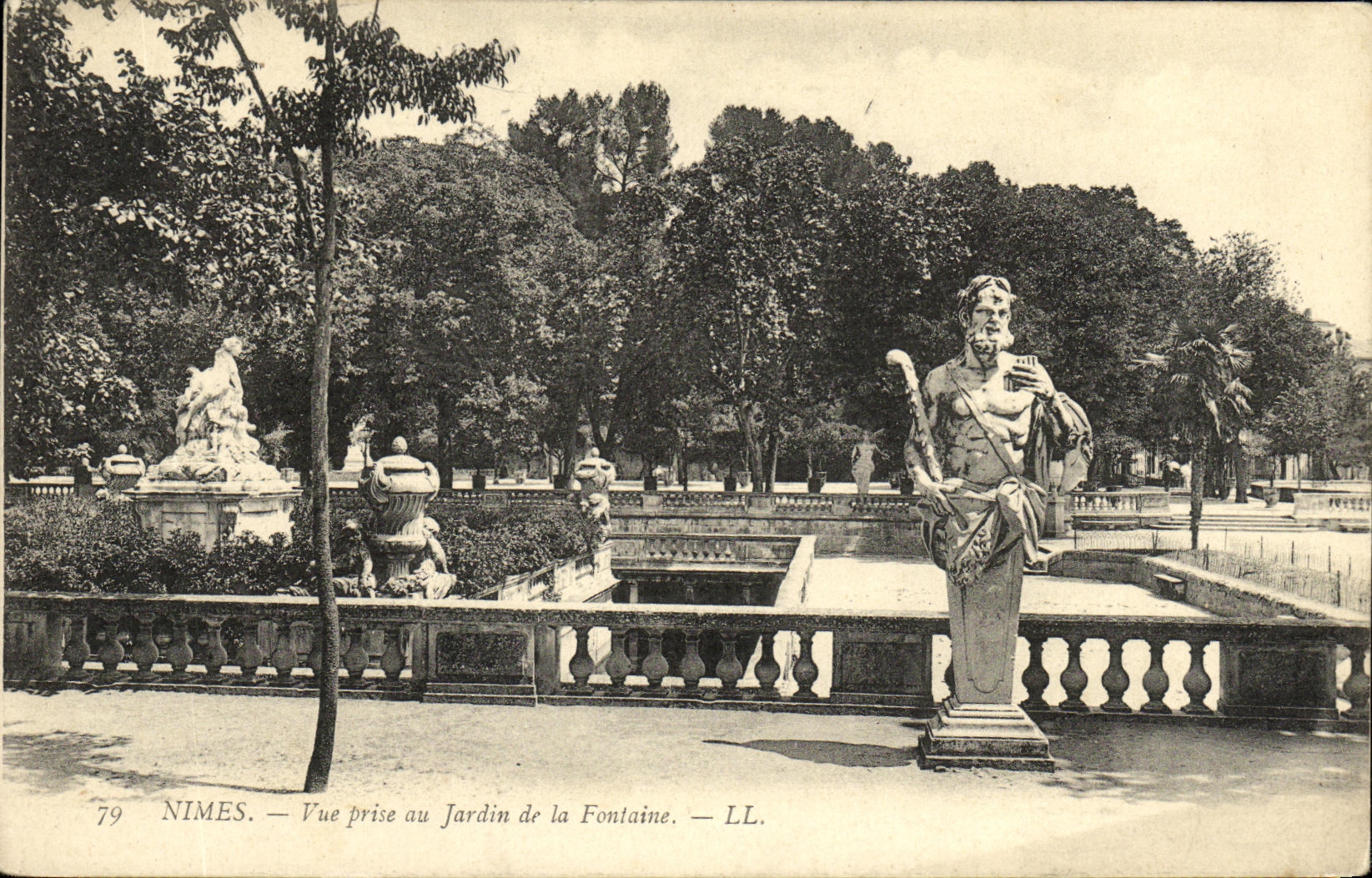 POSTAL Nimes de la VENDIMIA vista con el jardin de la fuente