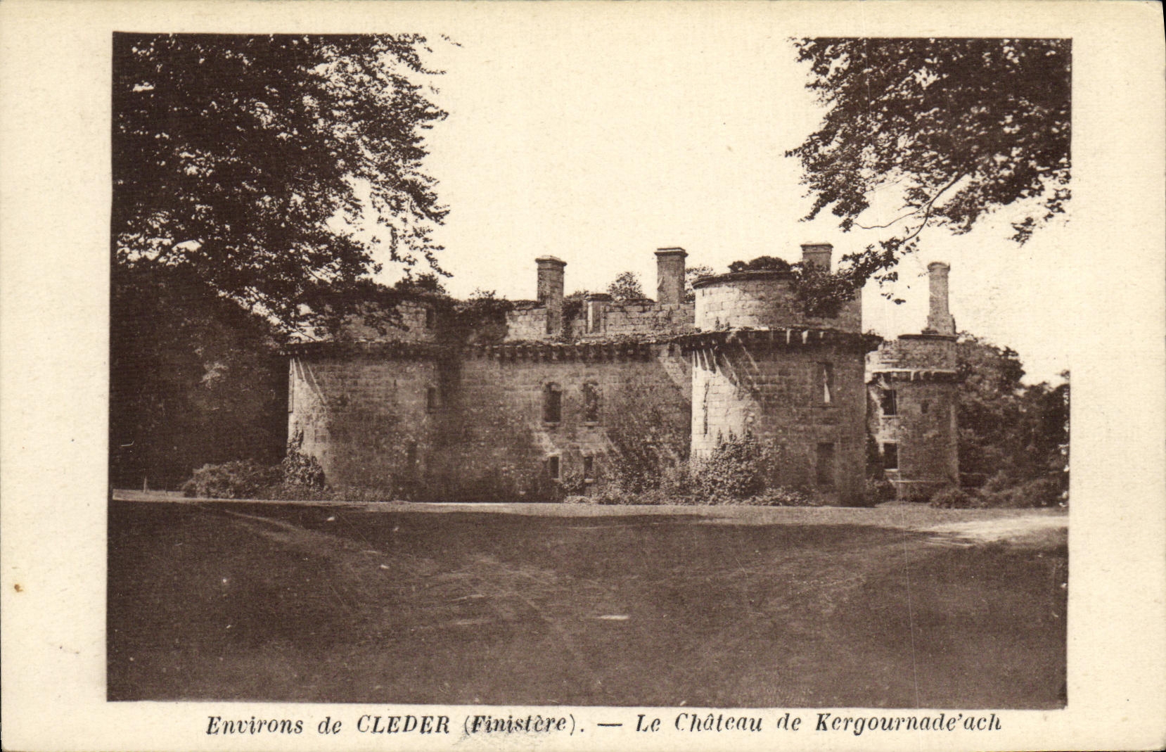 VINTAGE POSTCARD Surroundings of Cleder the Castle of Kergournade ach