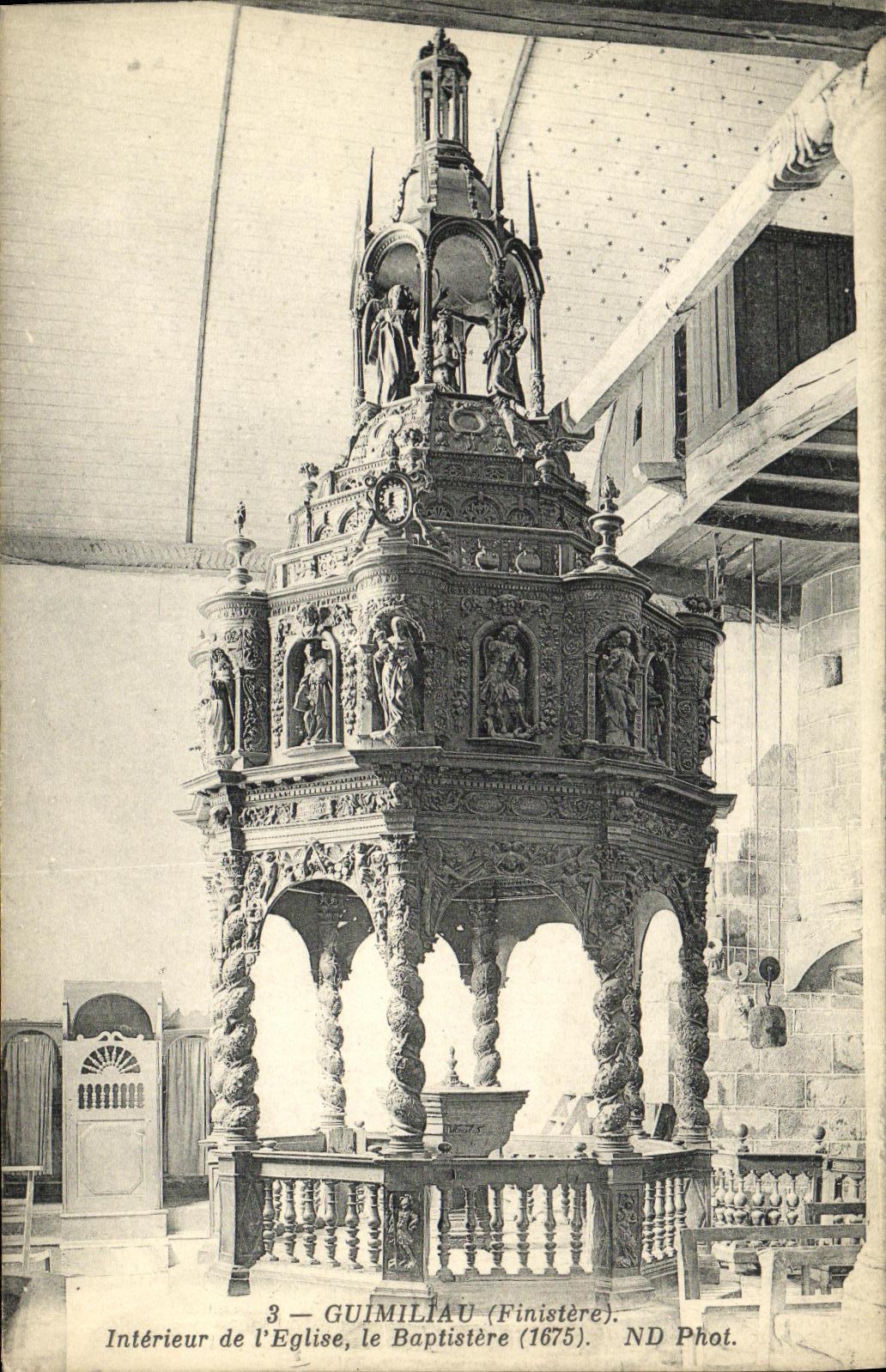 CPA Guimiliau Interieur de l Eglise le Baptistere