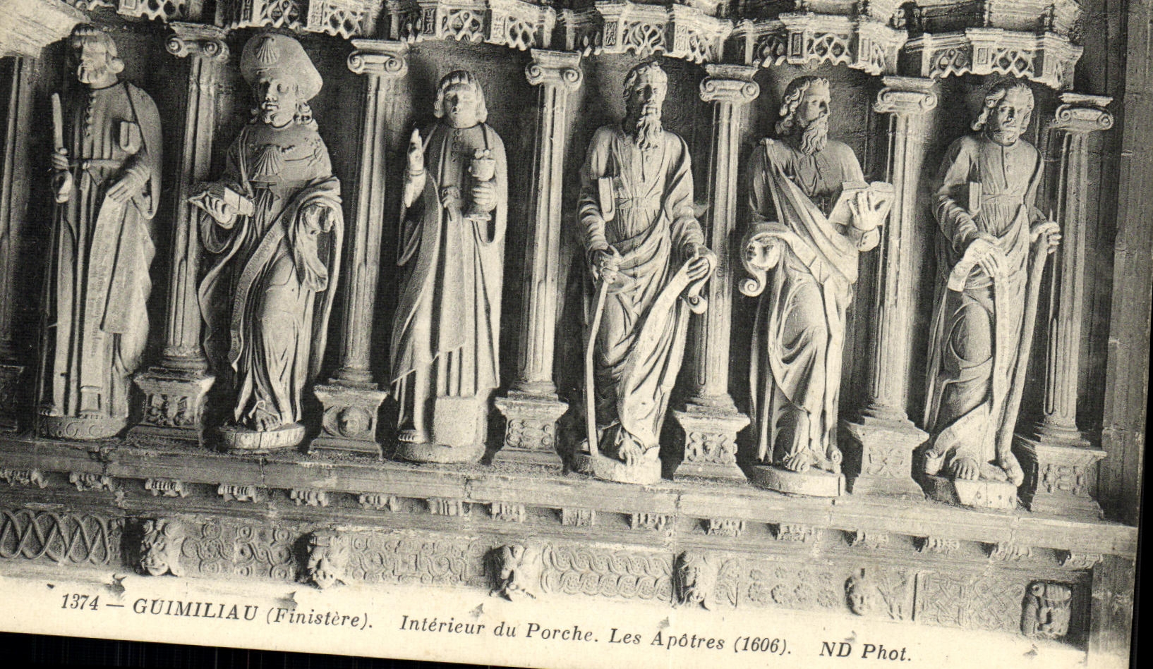 CPA Guimiliau Interieur de Porche Les Apotres