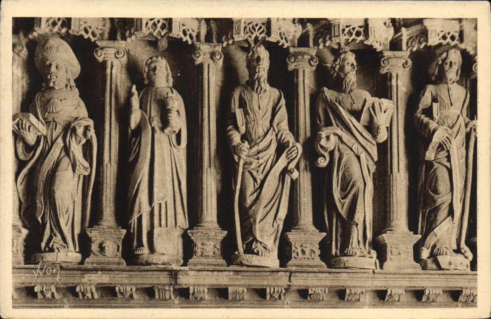 CPA Guimiliau Interieur du Porche de l Eglise Statues des Apotres