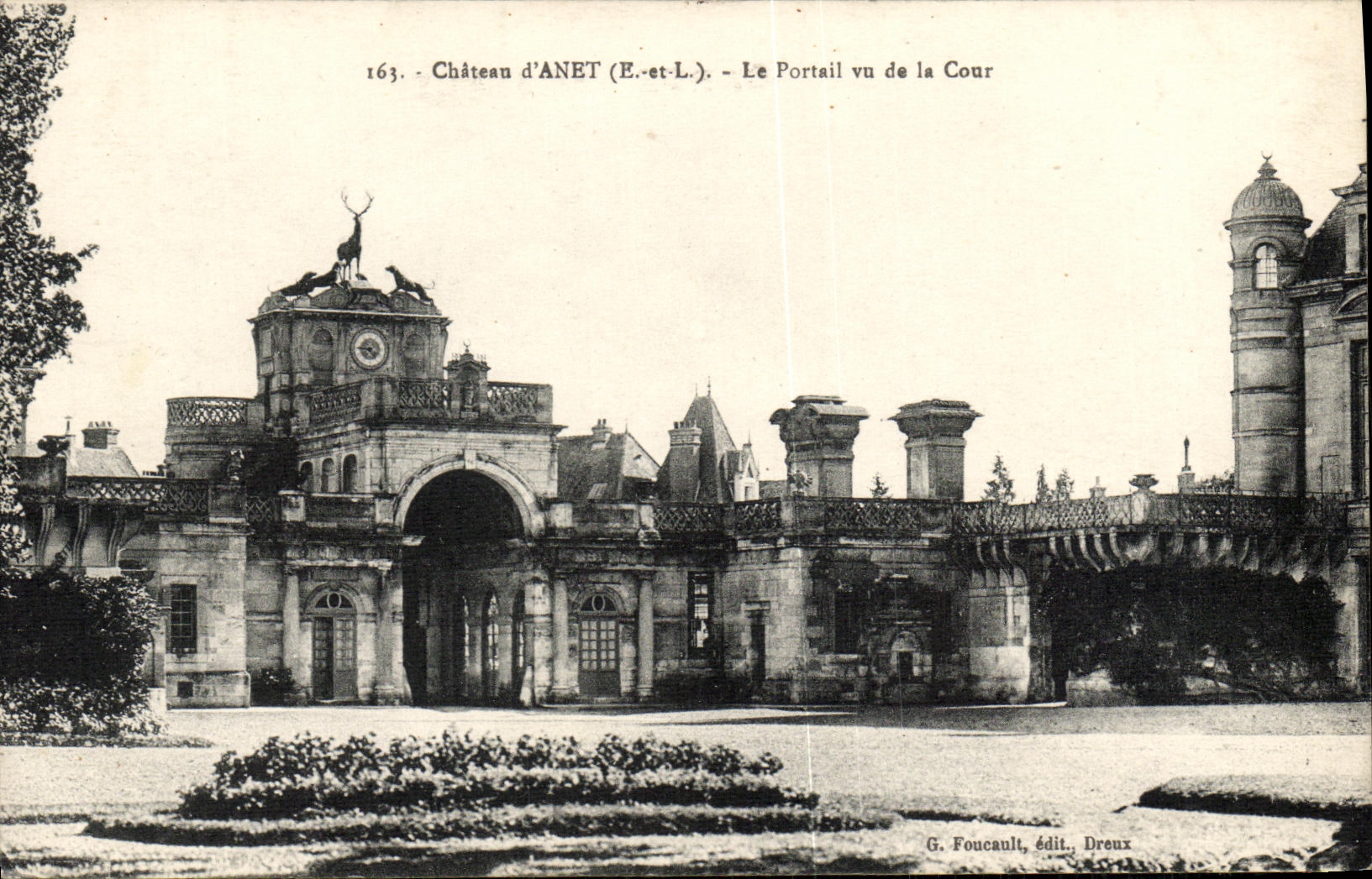 CPA Chateau d Anet Le portail vu de la cour 