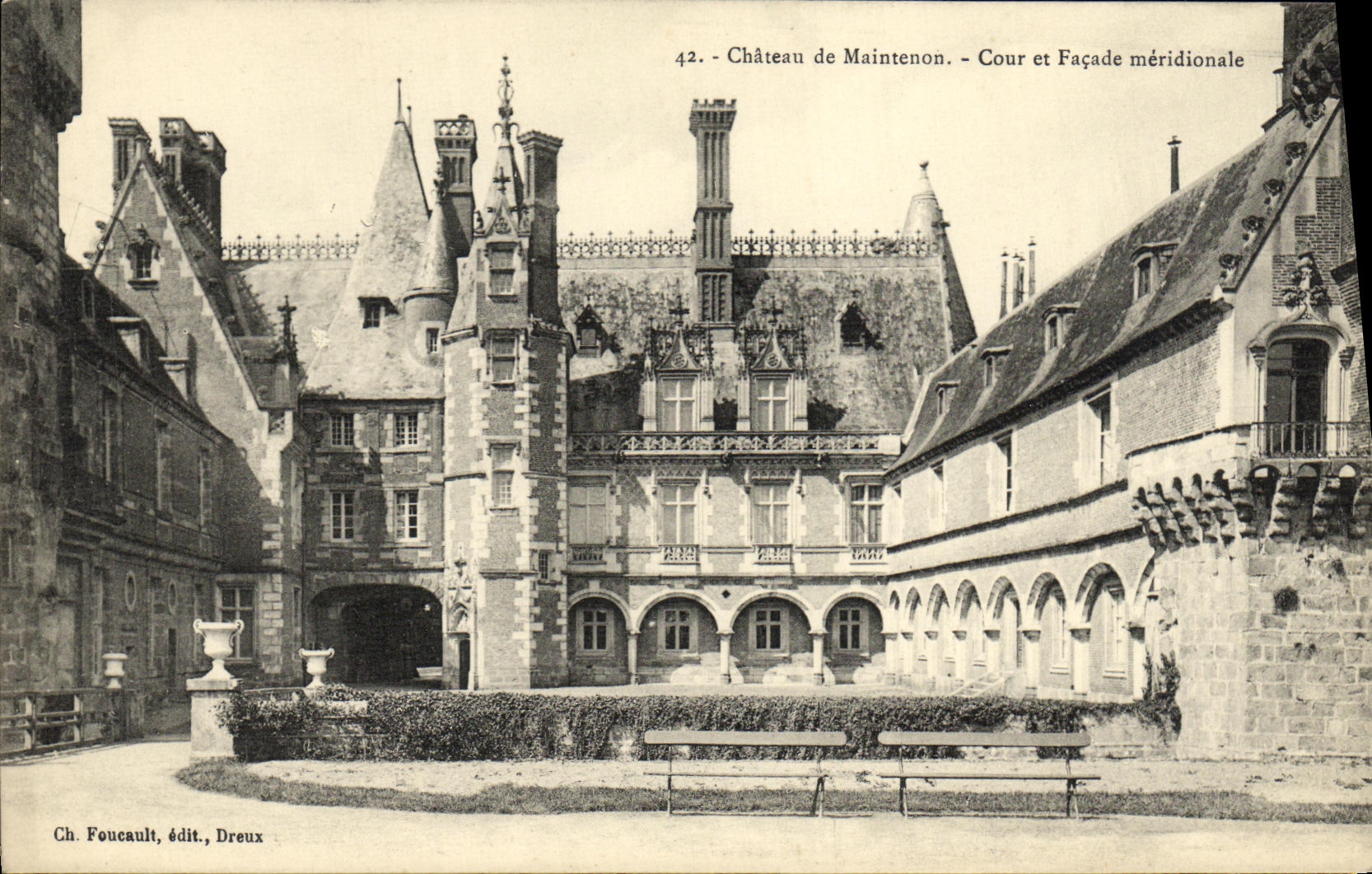 CPA Chateau de Maintenon Cour et Facade meridionale