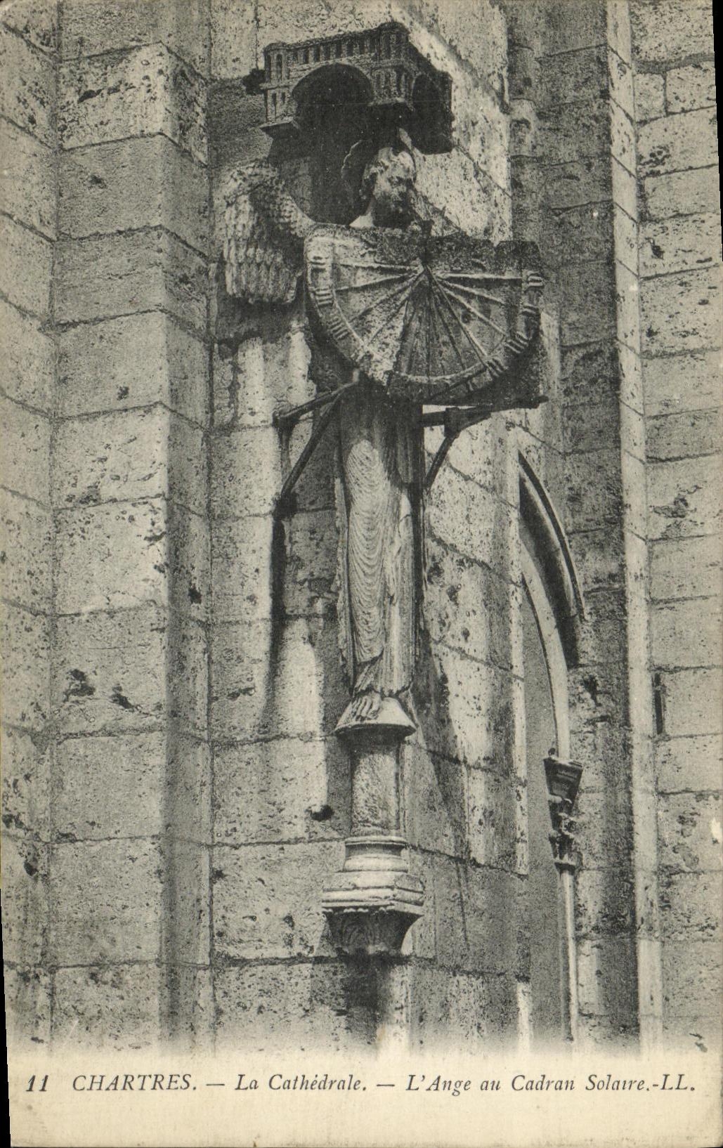 CPA Chartres La Cathedrale L Ange au Cadran Solaire