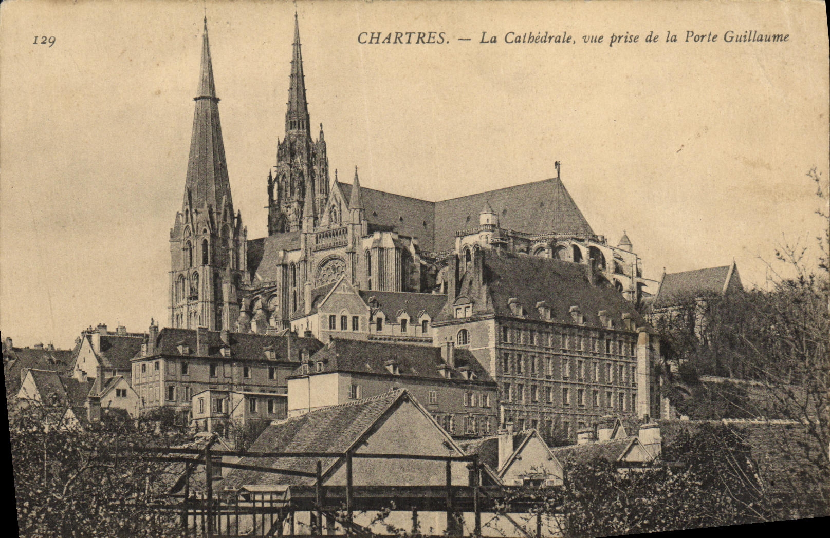 CPA Chartres La Cathedrale vue prise de la Porte Guillaume