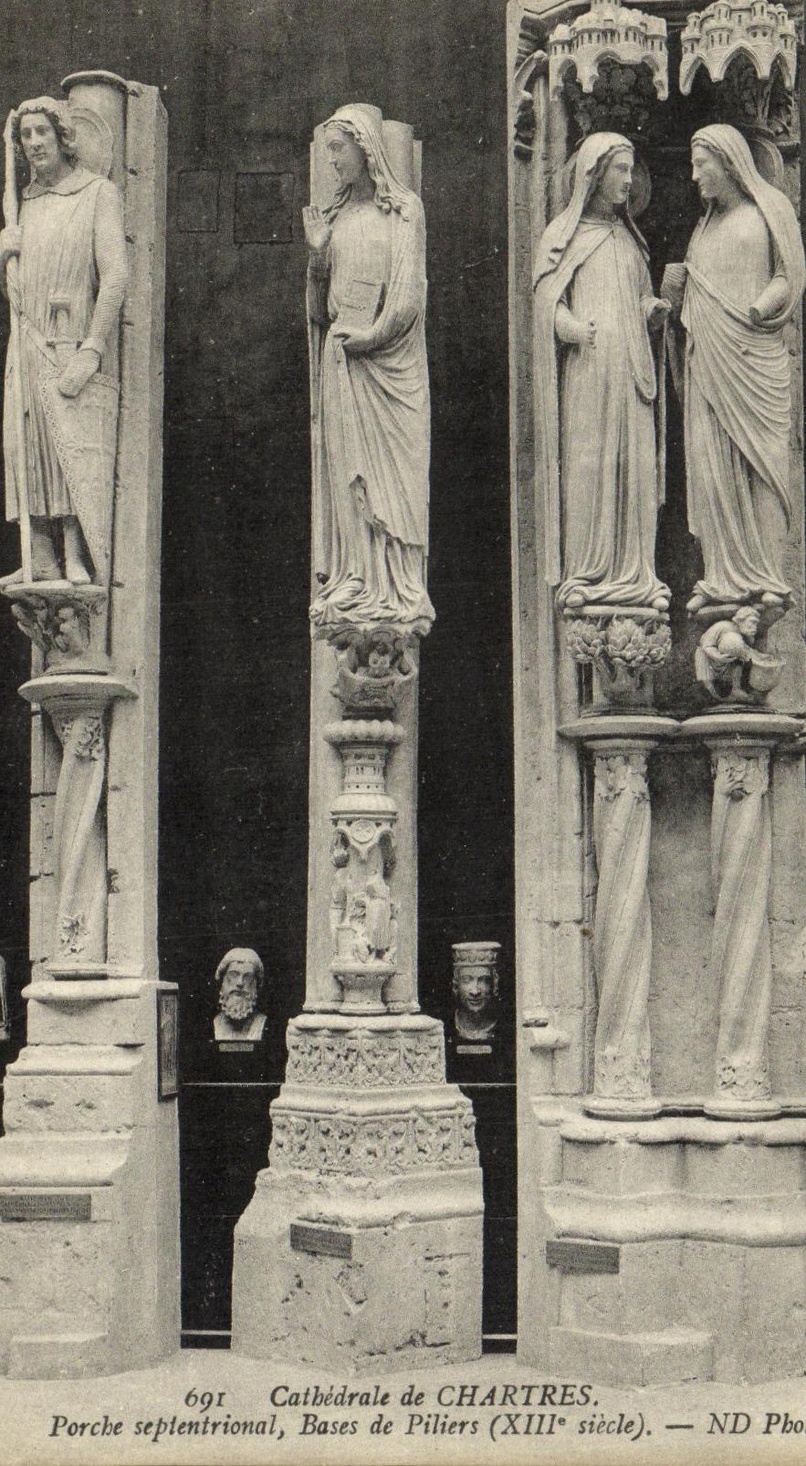 CPA Cathedrale de Chartres Porche septentrional Bases de Piliers